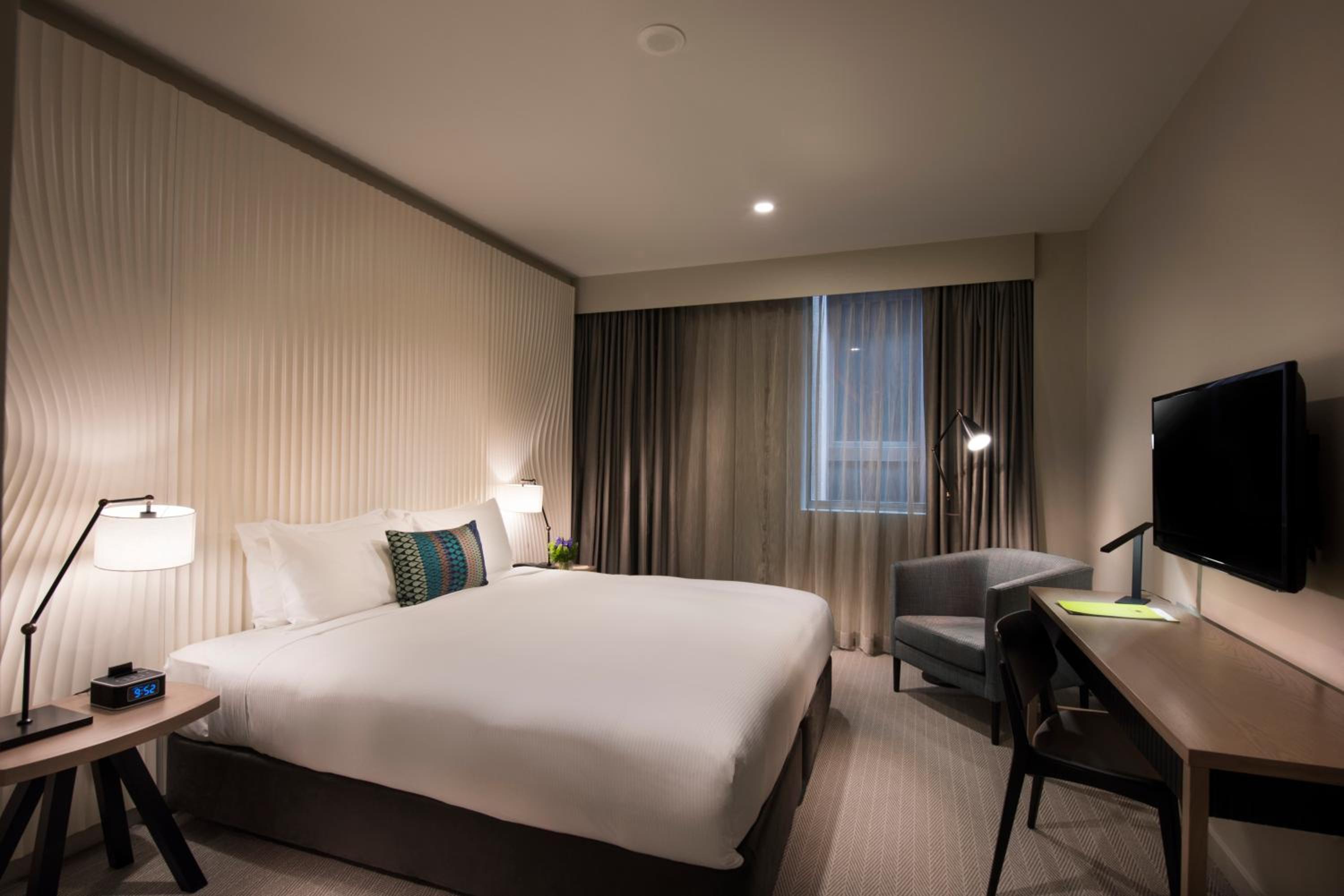 King Guest Room thumbnail 5