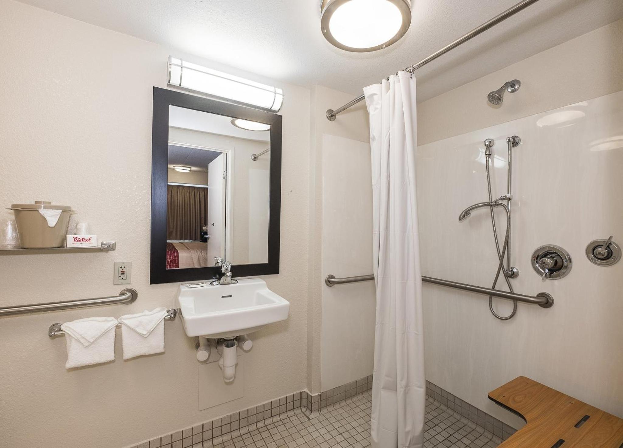 Superior King Room Disability Access Roll-In Shower Smoke Free - Photo 4
