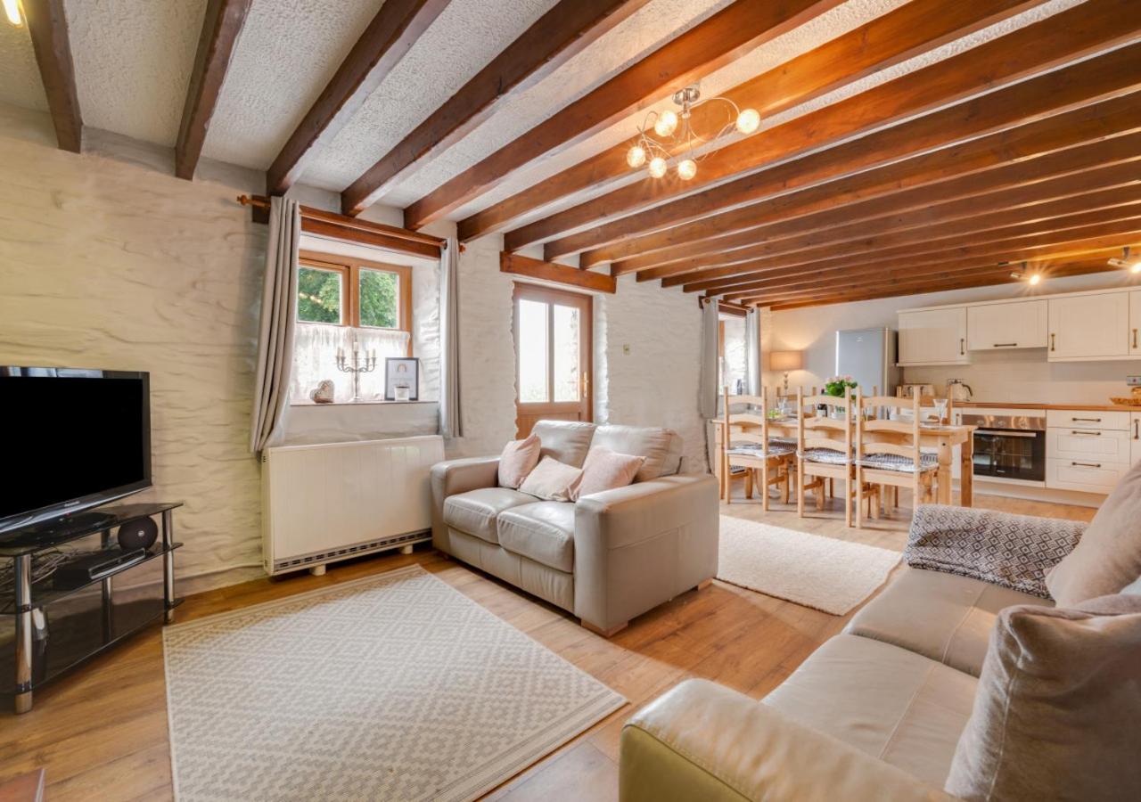 Five-Bedroom House photo 1