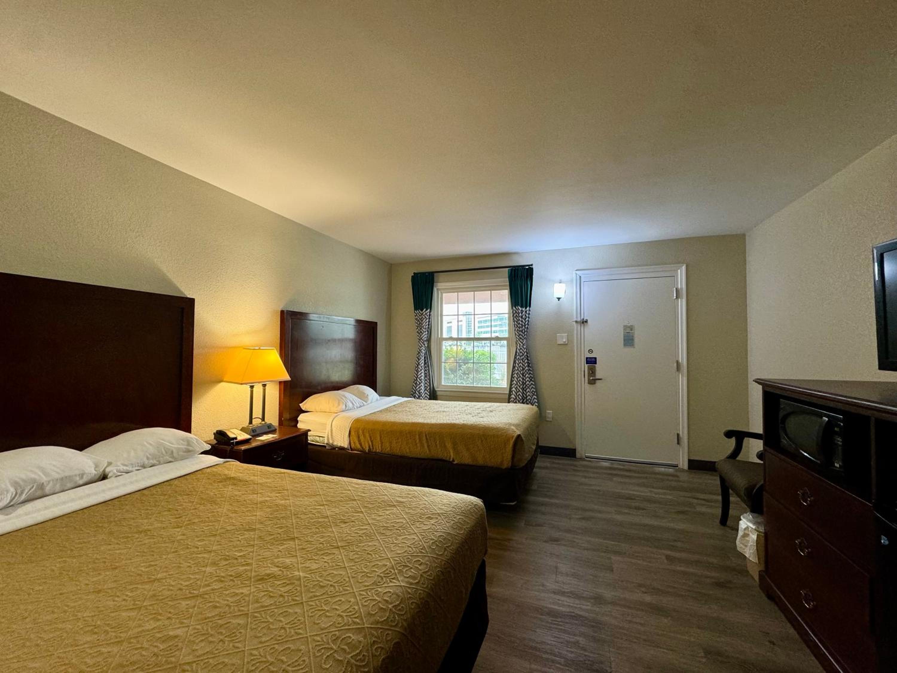 Double Room with Two Double Beds - Smoking photo 1