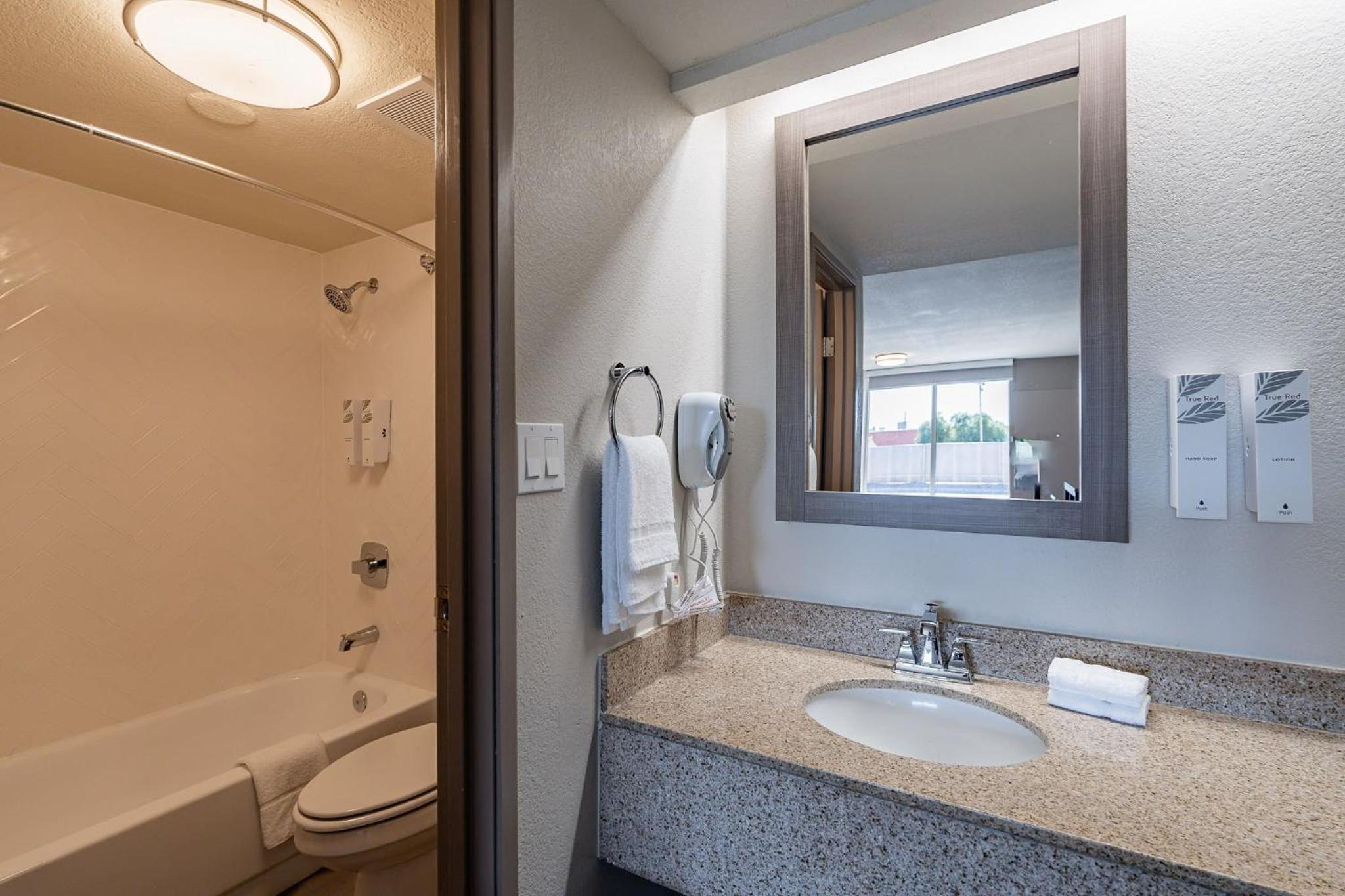 Deluxe Room with Two Double Beds Smoke Free - Photo 6