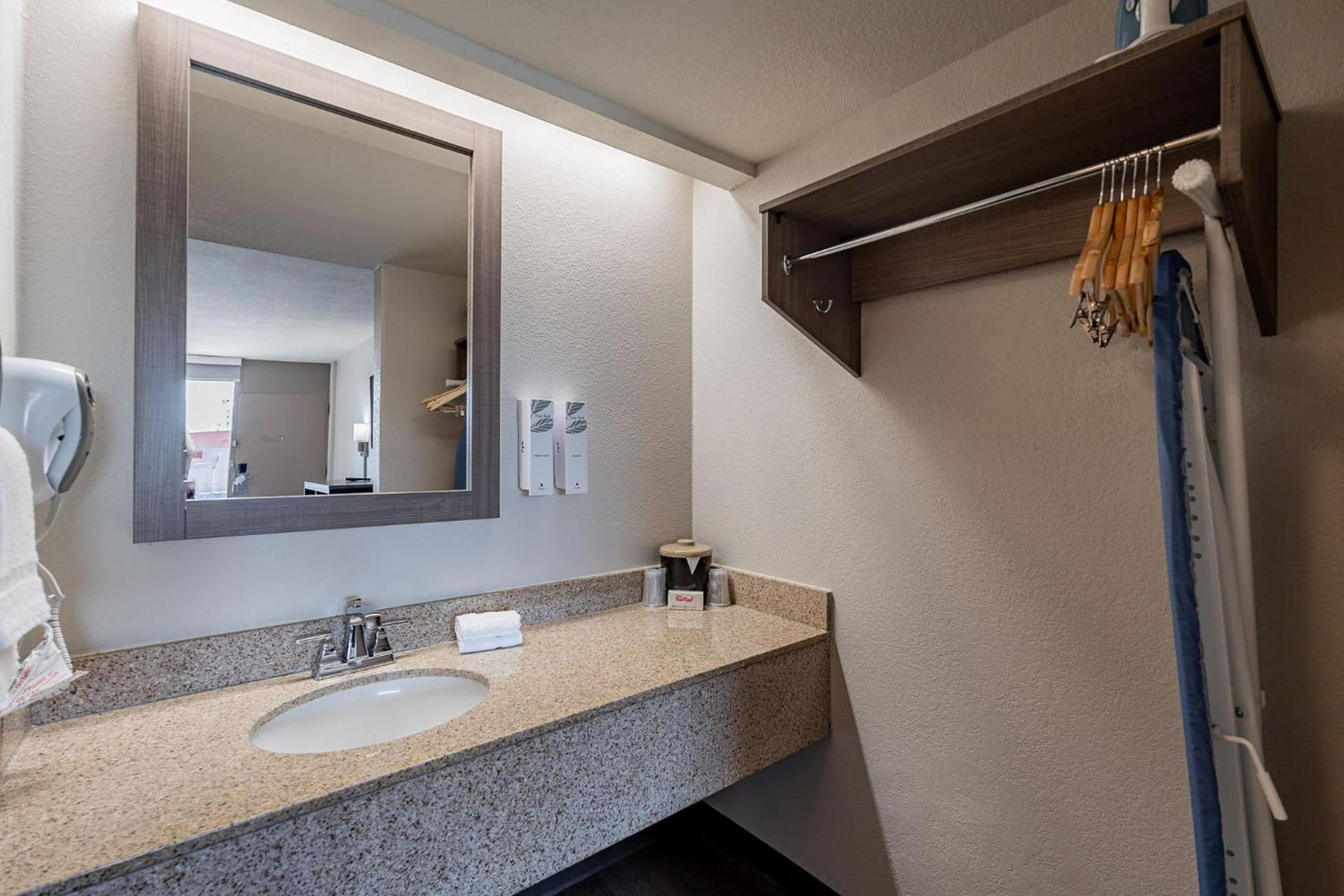 Deluxe Room with Two Double Beds Smoke Free - Photo 7