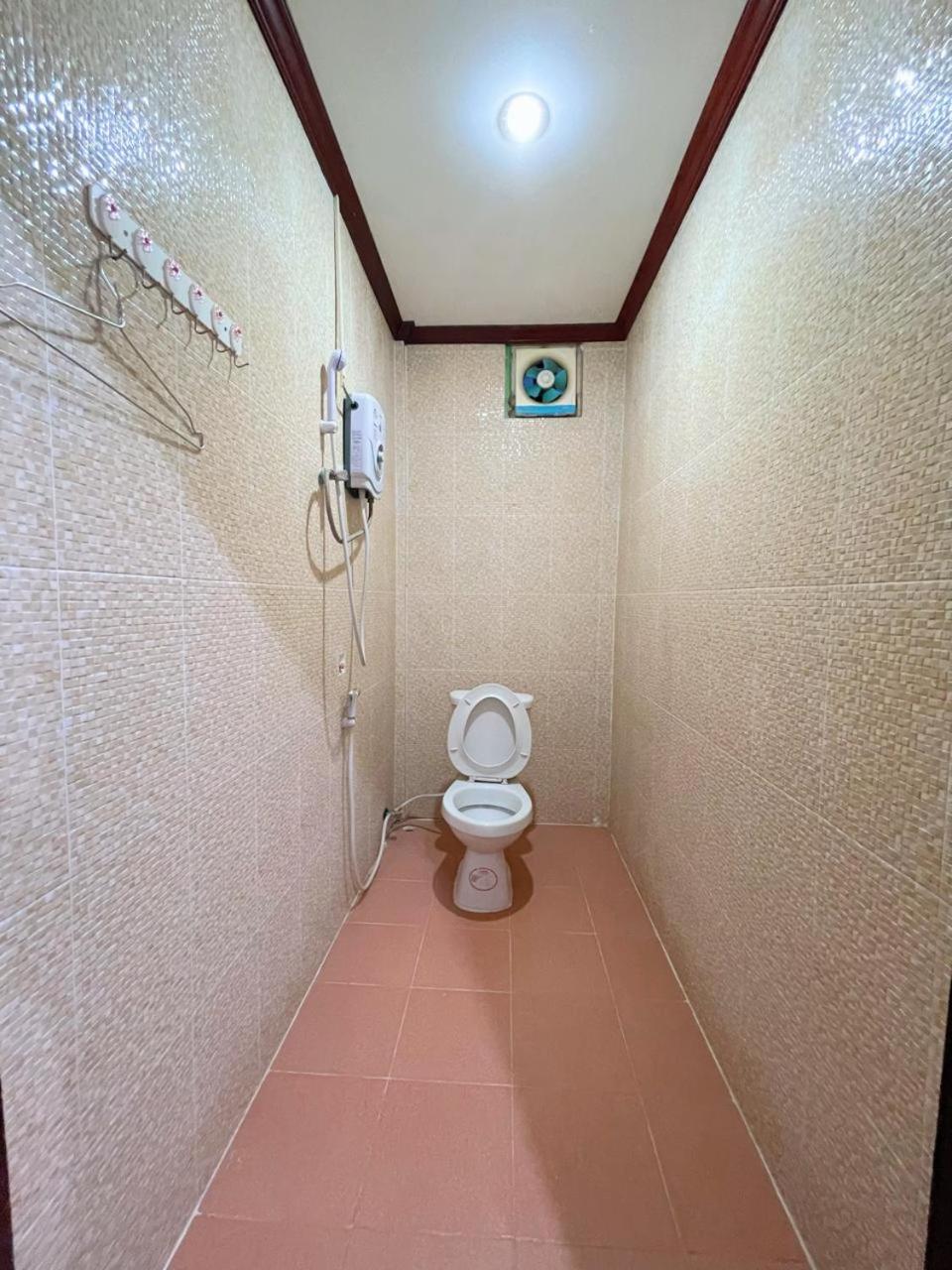 Budget Twin Room - Photo 6