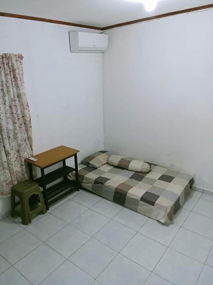Single Room with Bathroom photo 2