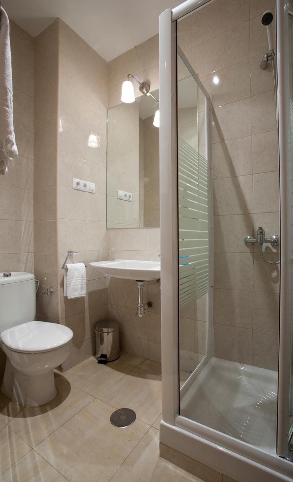 Single Room with Private Bathroom photo 2