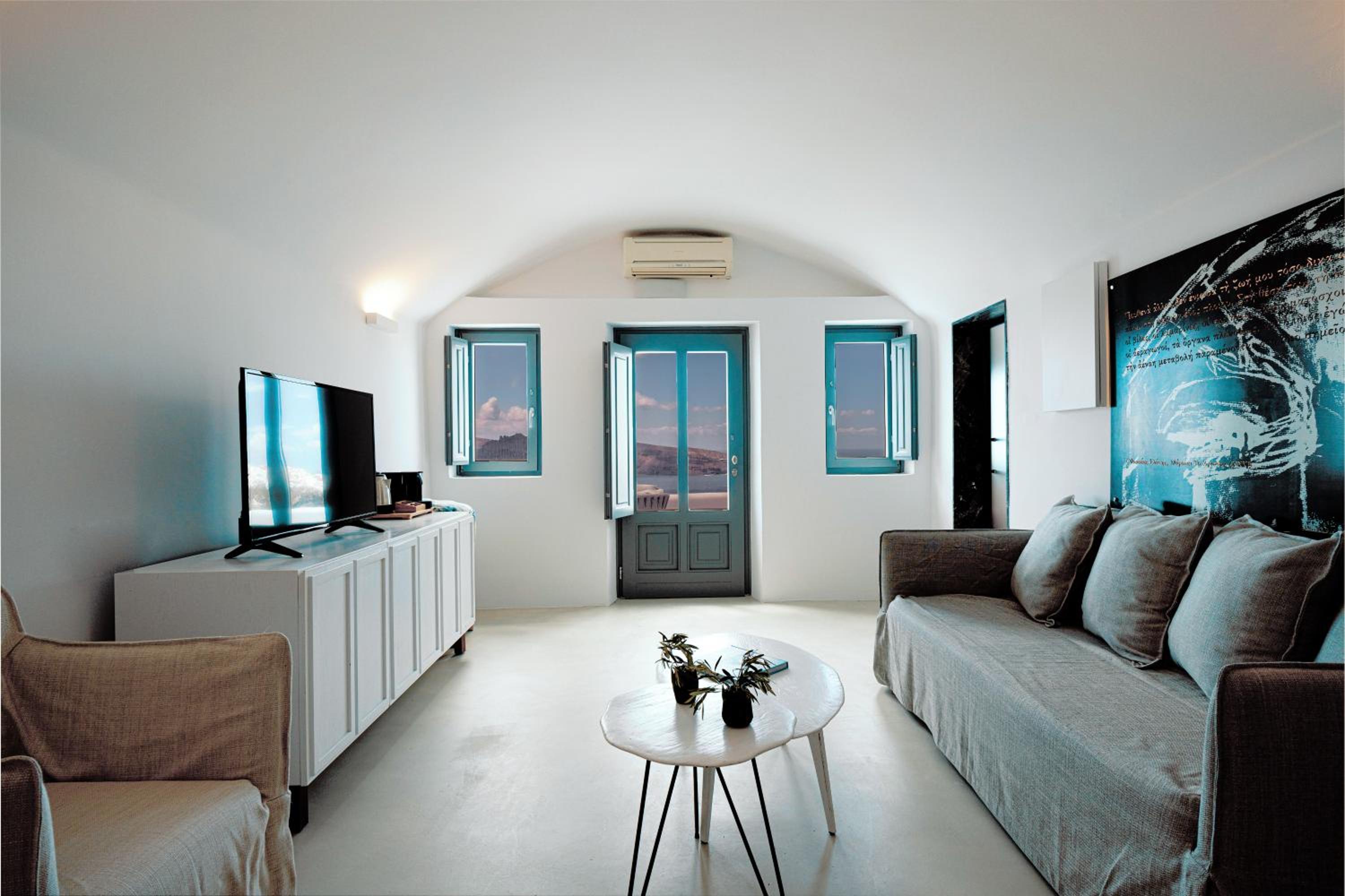 The Captain's Suite with Hot Tub & Caldera View