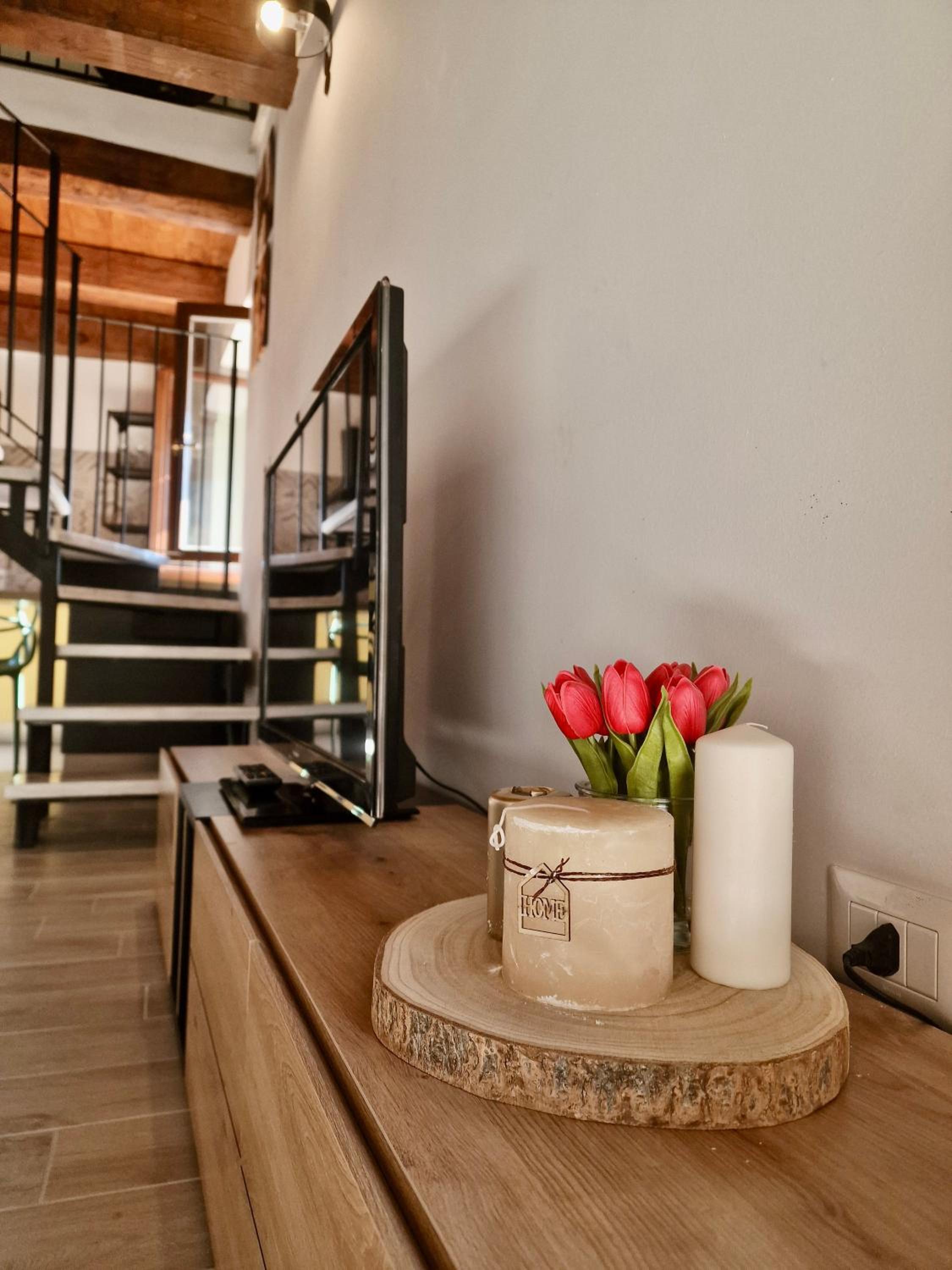 One-Bedroom Apartment with Balcony and Mountain View   photo 1