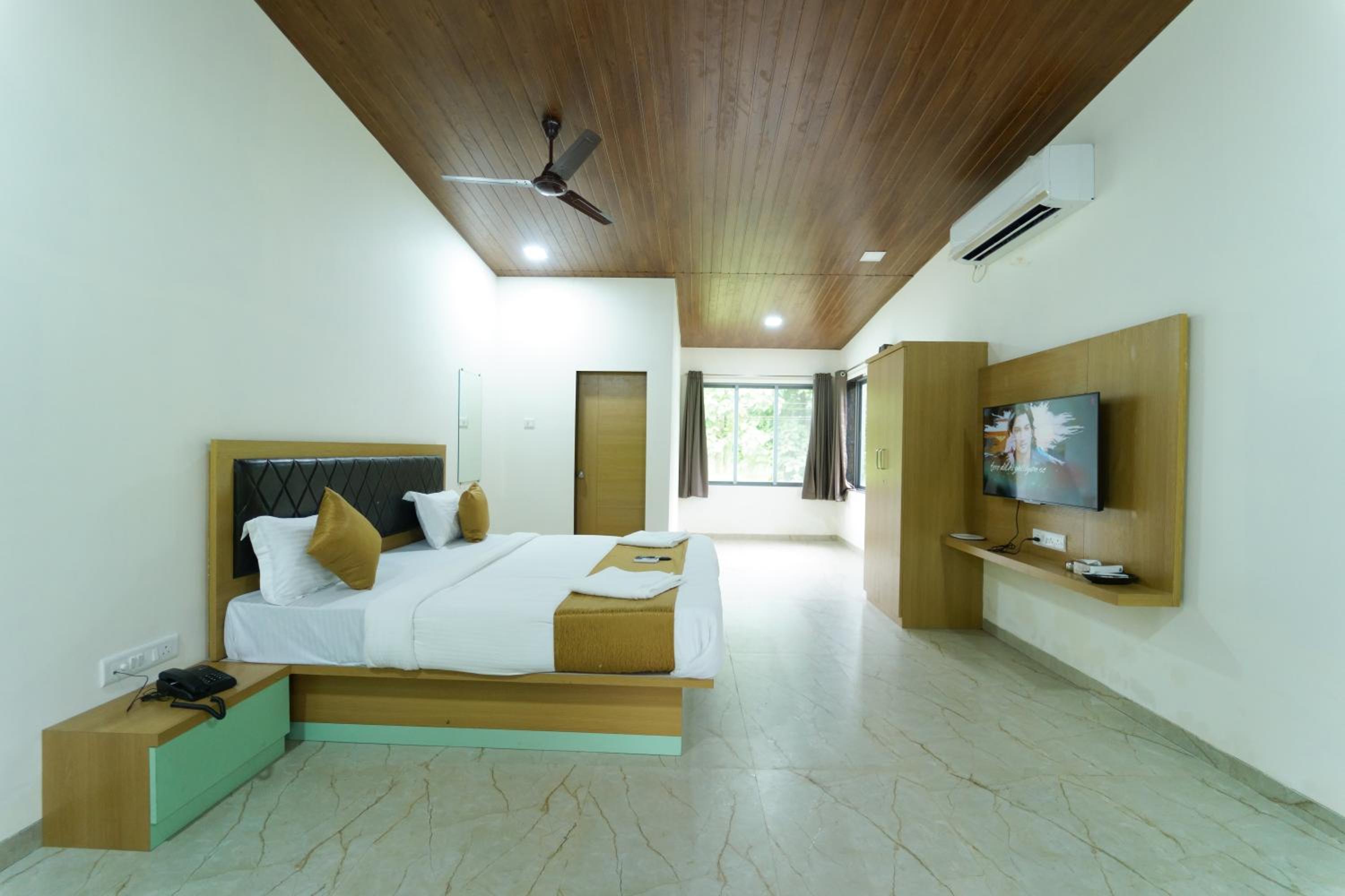 Deluxe Queen Room
