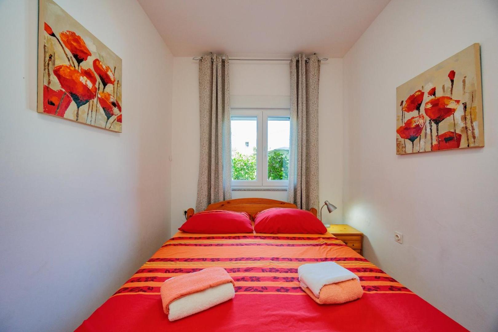 Apartamento de Dois Quartos com Terraço e Vista para o Jardim