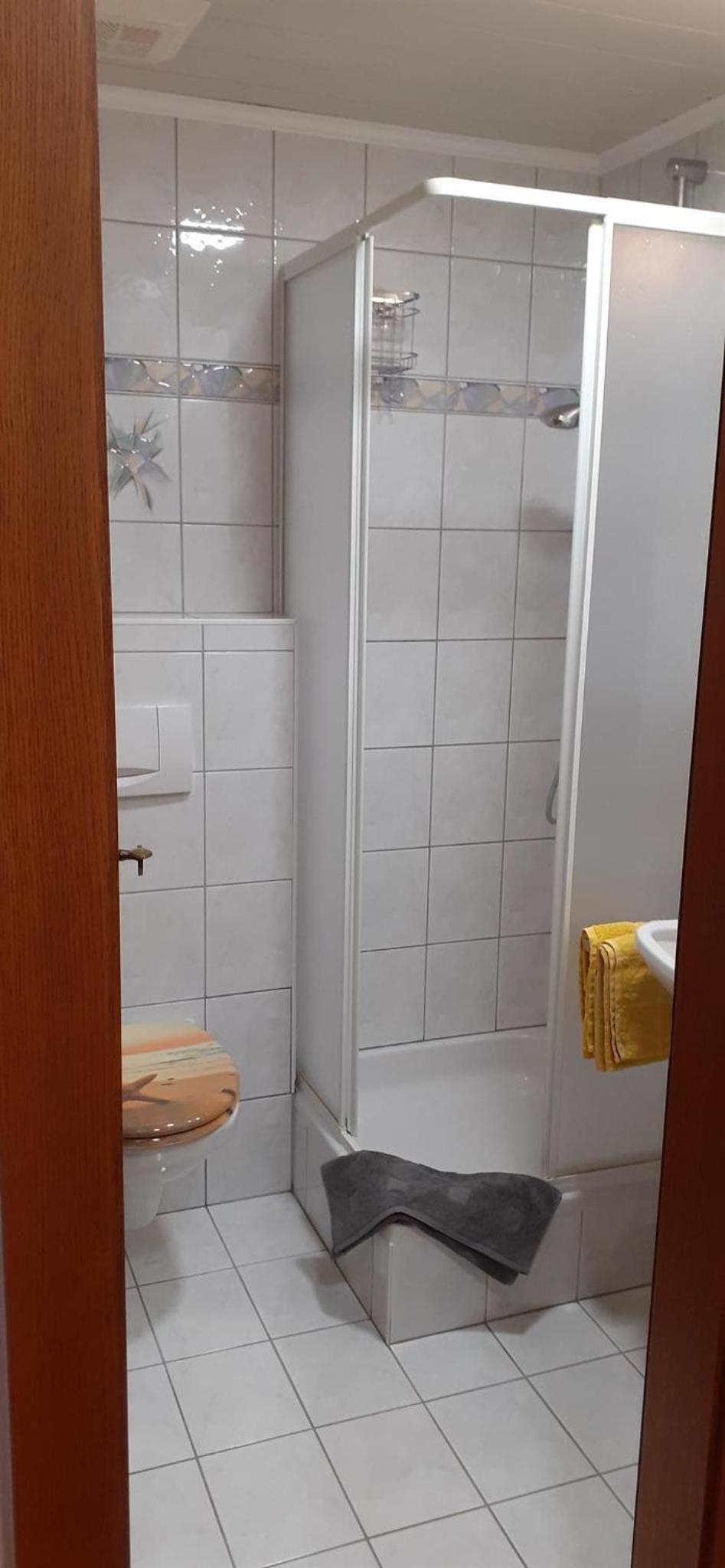 Apartment with Shower photo 3