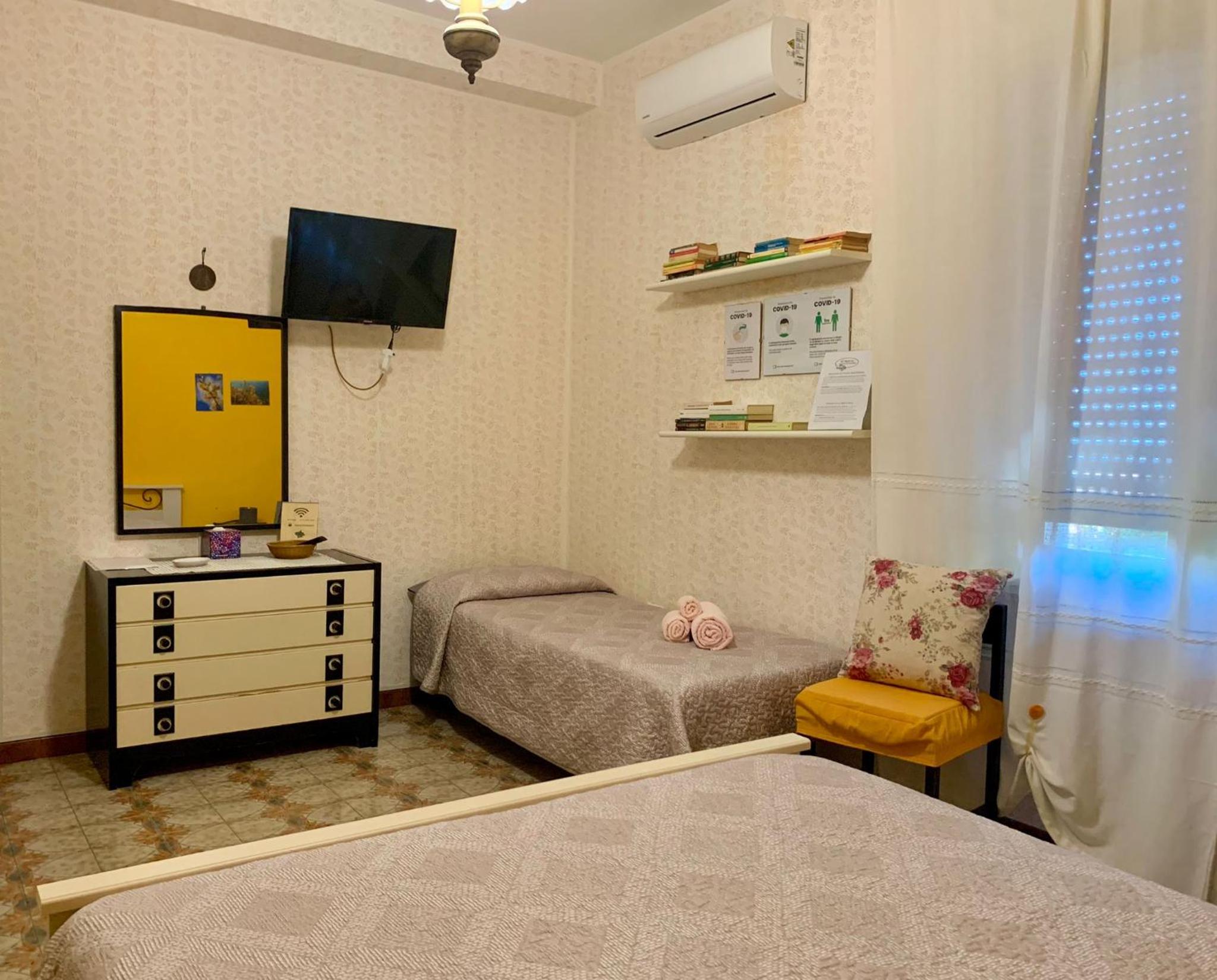 Deluxe Double Room with Extra Bed and Private External Bathroom - Photo 18