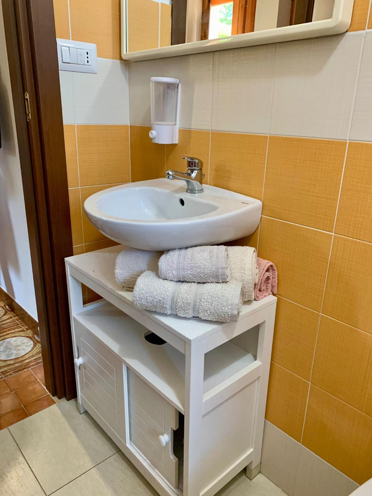 Deluxe Double Room with Extra Bed and Private External Bathroom - Photo 11