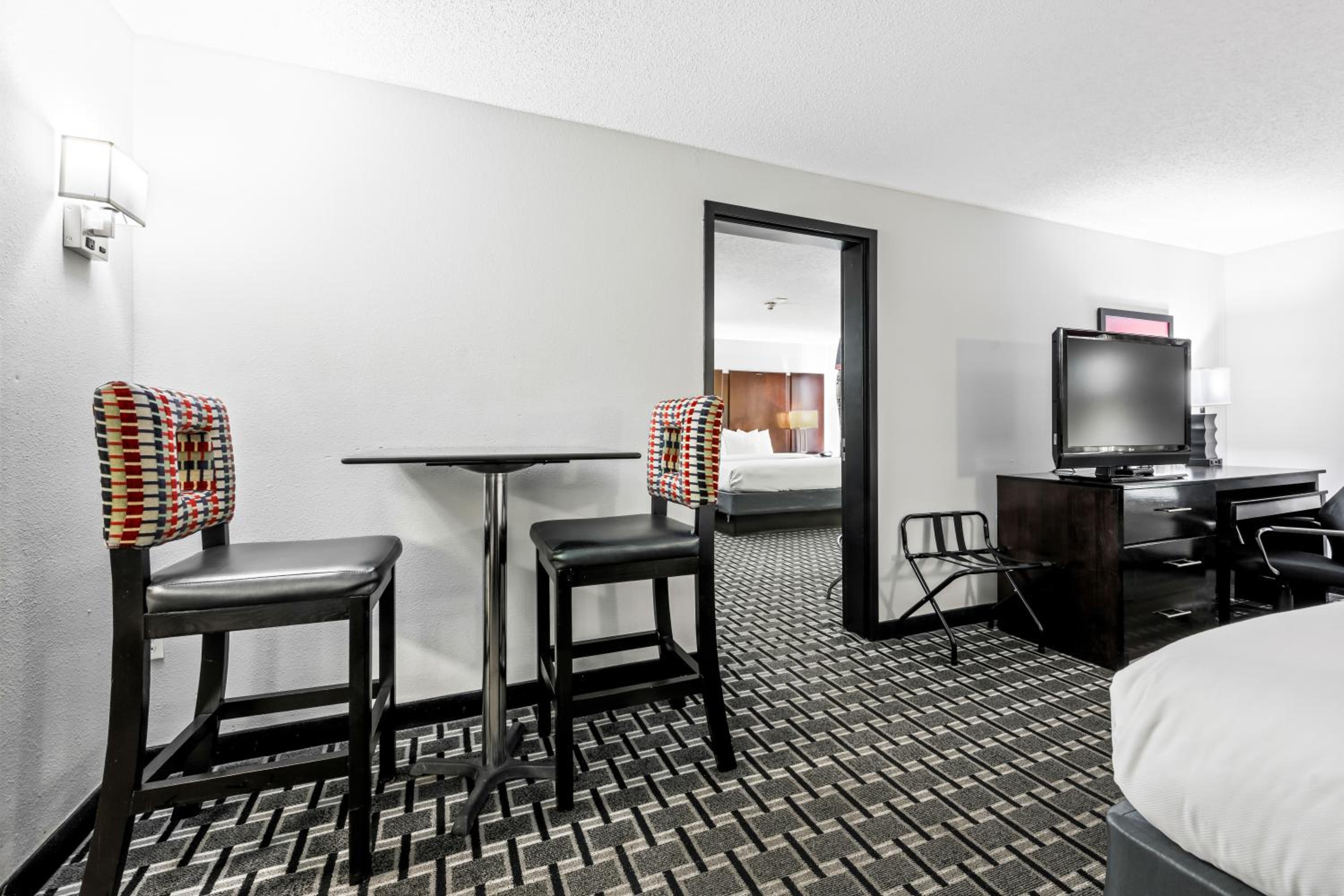 Suite with One King Bed and Two Queen Beds - Photo 1