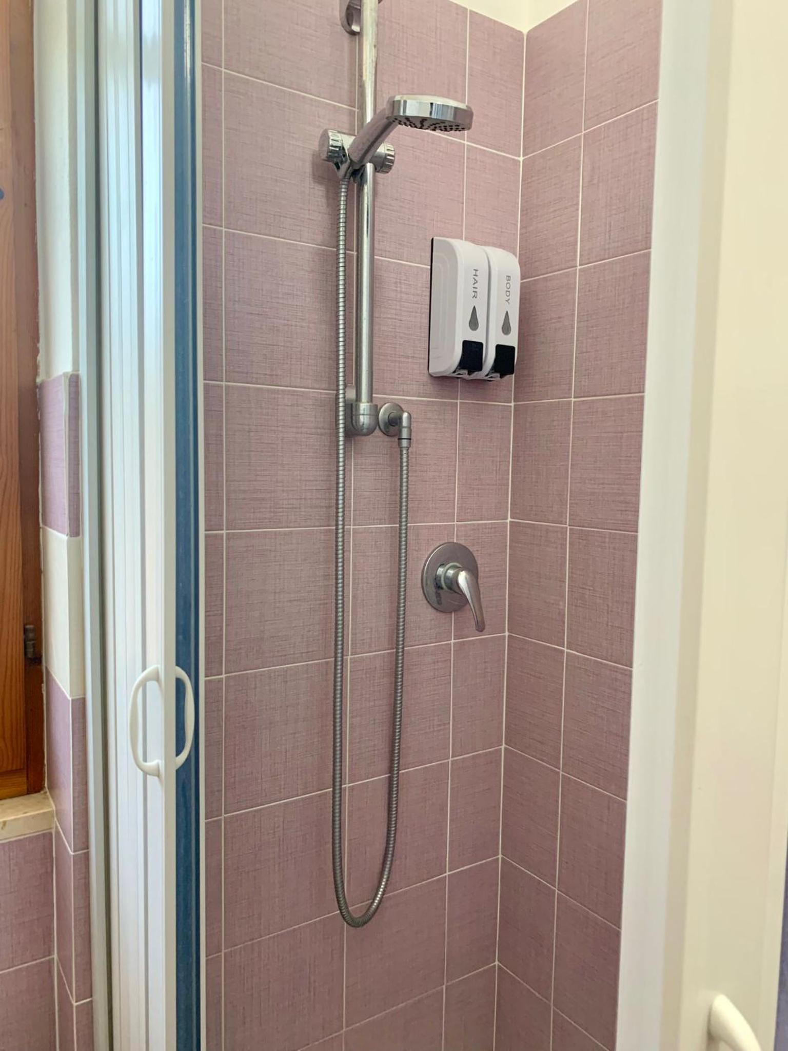 Double Room with Private External Bathroom - Photo 4