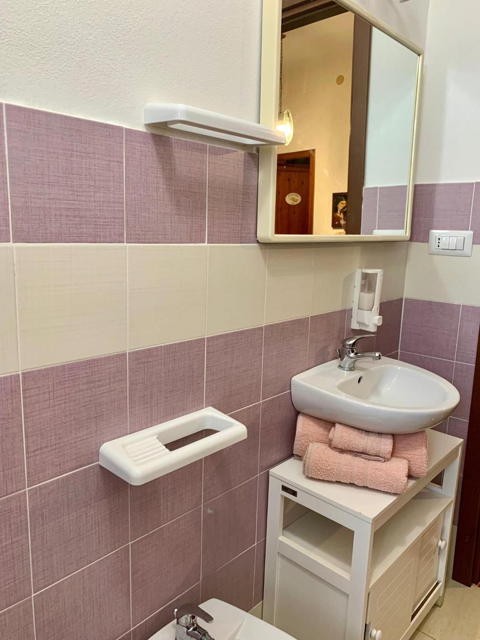 Double Room with Private External Bathroom - Photo 5