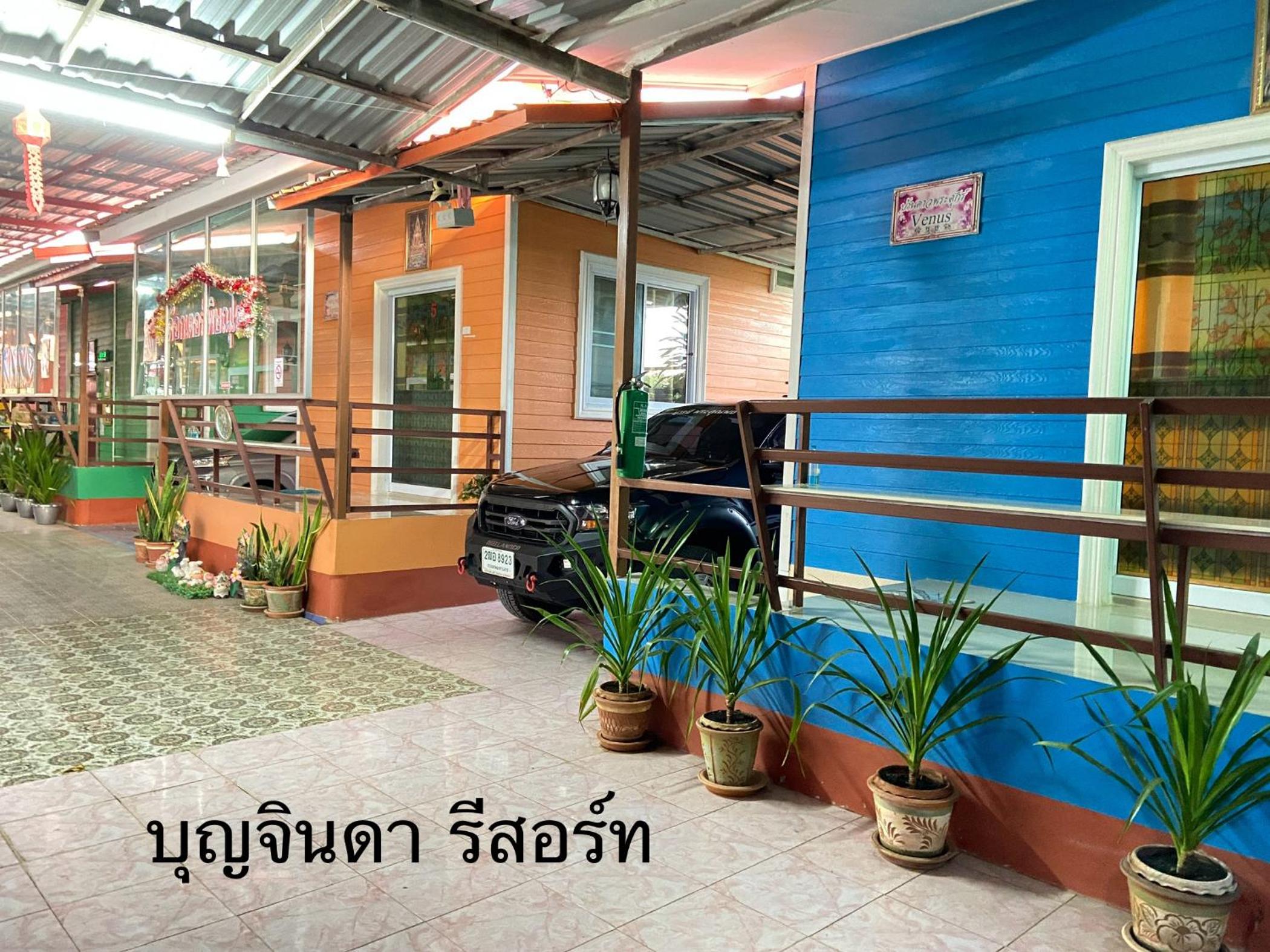 Double Room with Private Bathroom - Photo 2