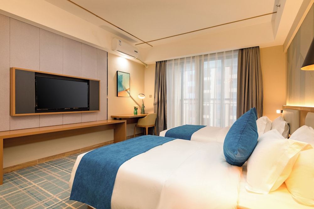 Basic Twin Room, Balcony, City View photo 3
