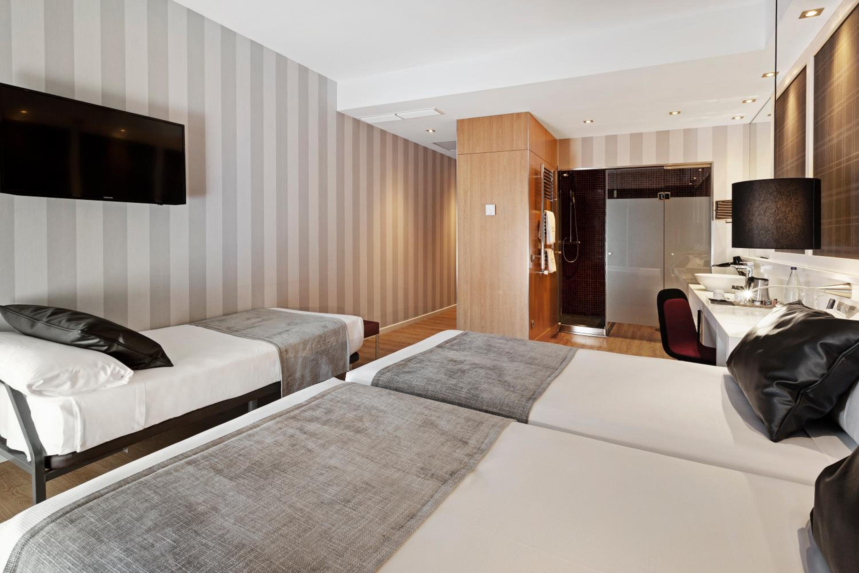 Triple Room (2 Adults + 1 Child) photo 2