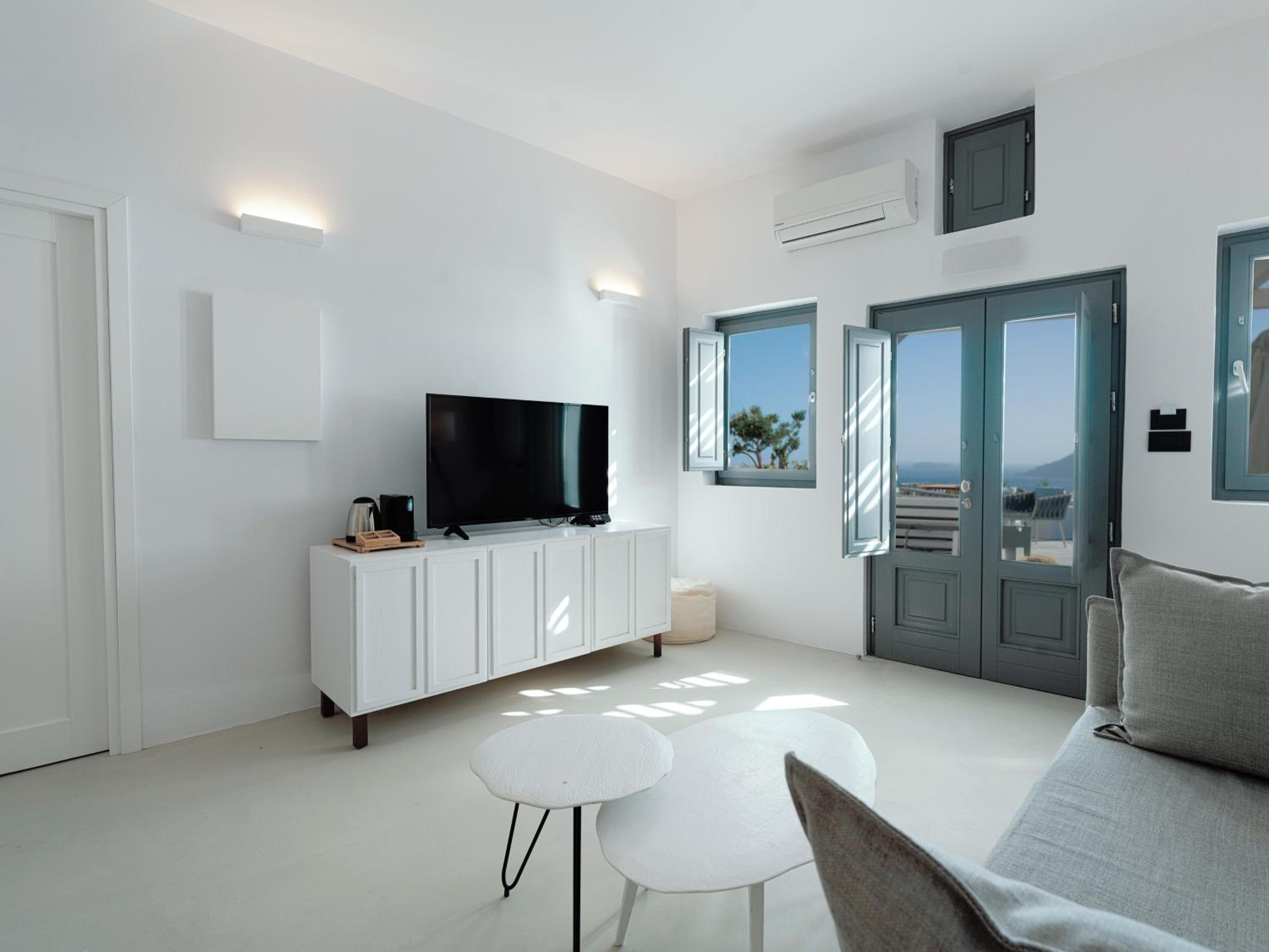 The Carpenter's Suite with Hot Tub & Caldera View photo 3