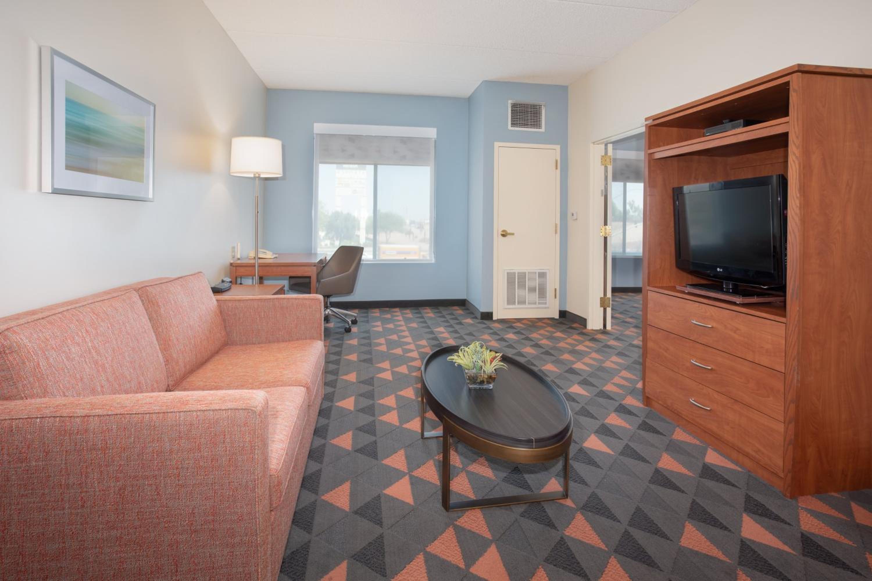 One-Bedroom Suite - Photo 3