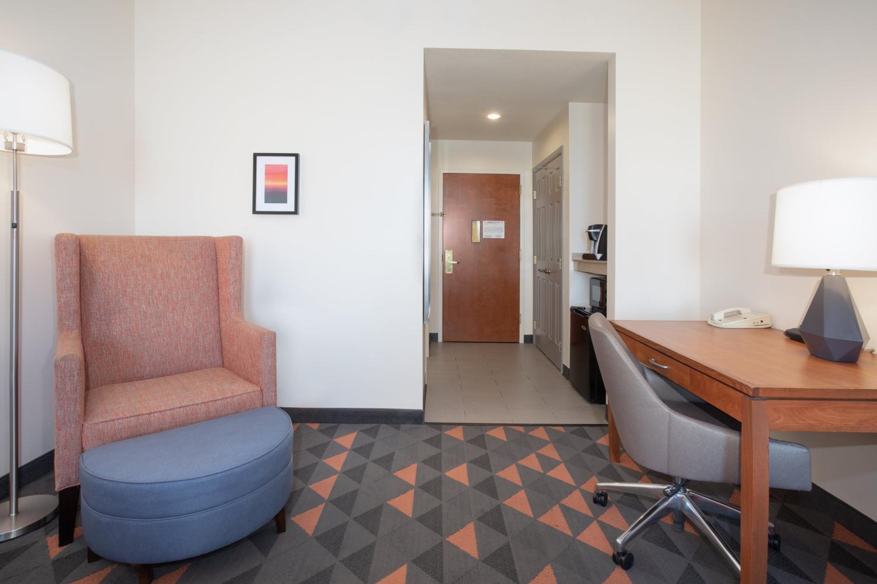 Standard King Room - Photo 6
