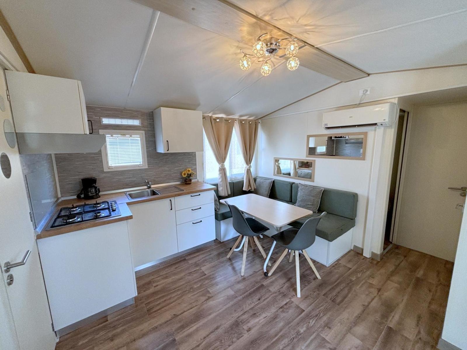 Mobile Home photo 2