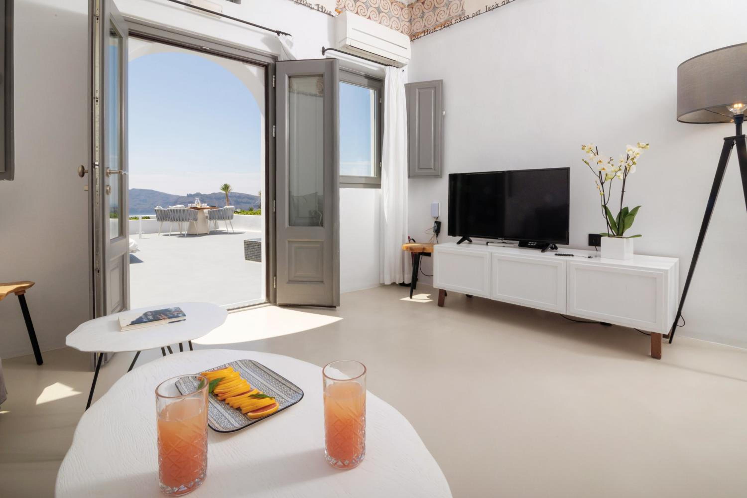 The Antiquarian's Suite with Hot Tub & Caldera View