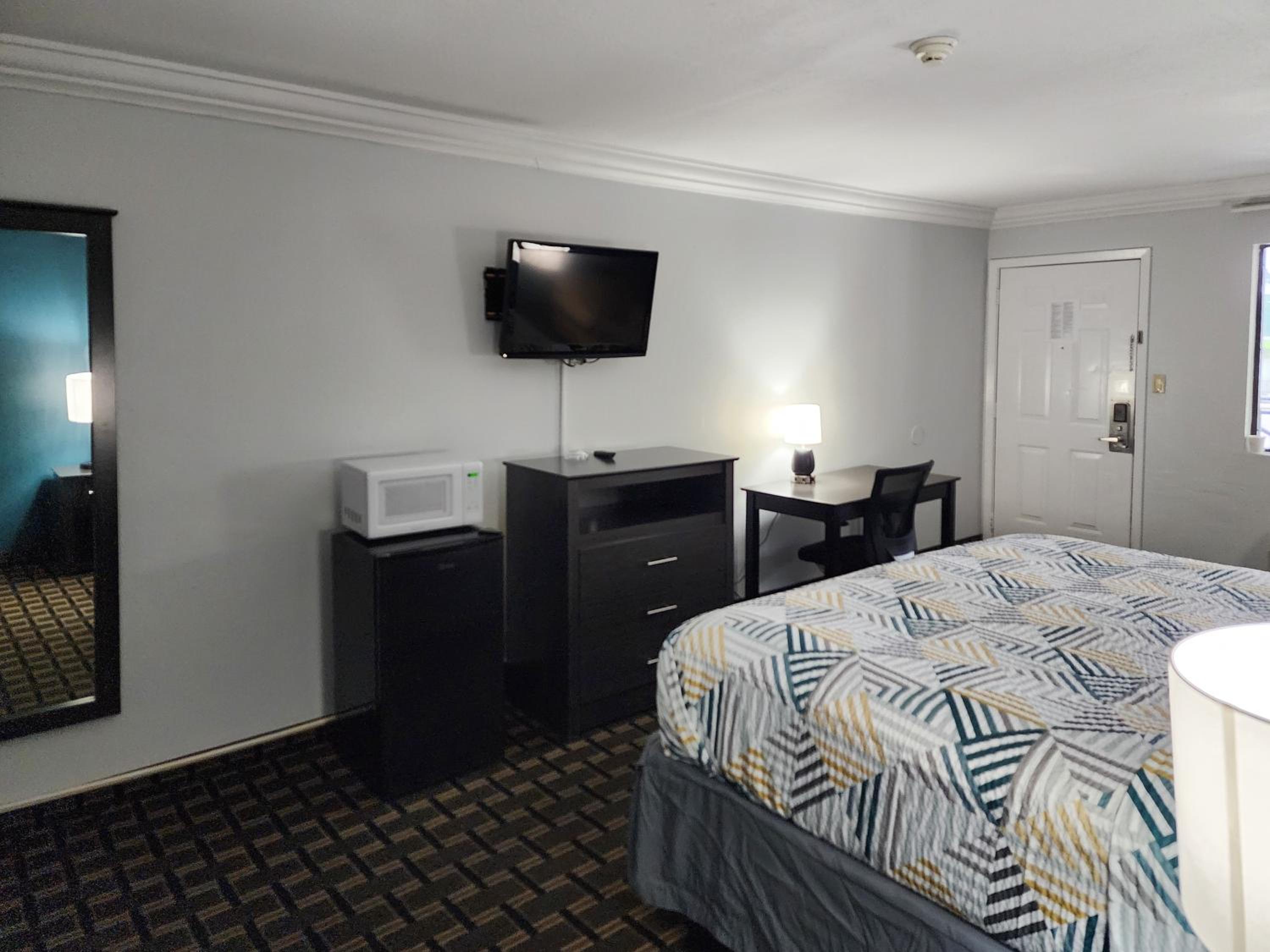 1 KING BED | MOBIL ACCESS TUB NSMK MICFRIDGE photo 2