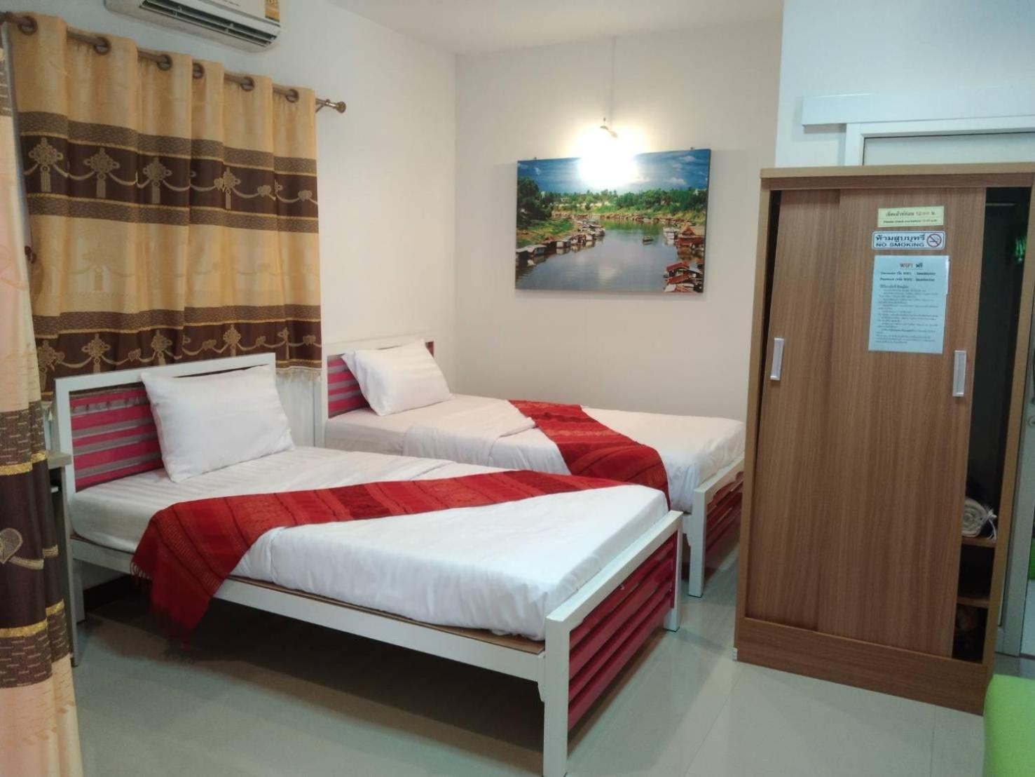 Twin Room with Bathroom - Photo 7