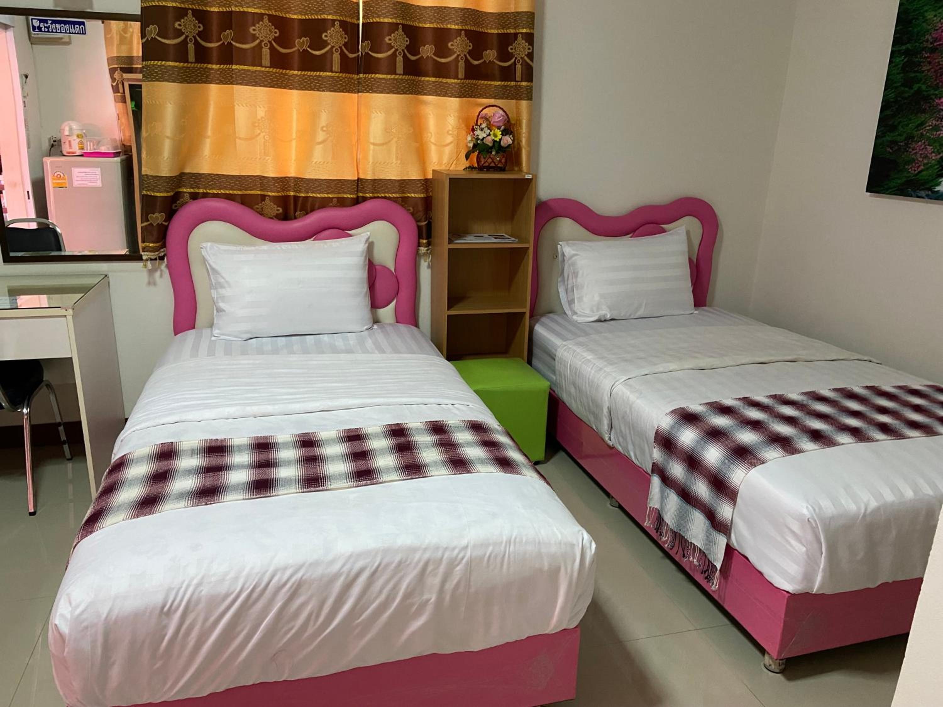 Twin Room with Bathroom - Photo 6