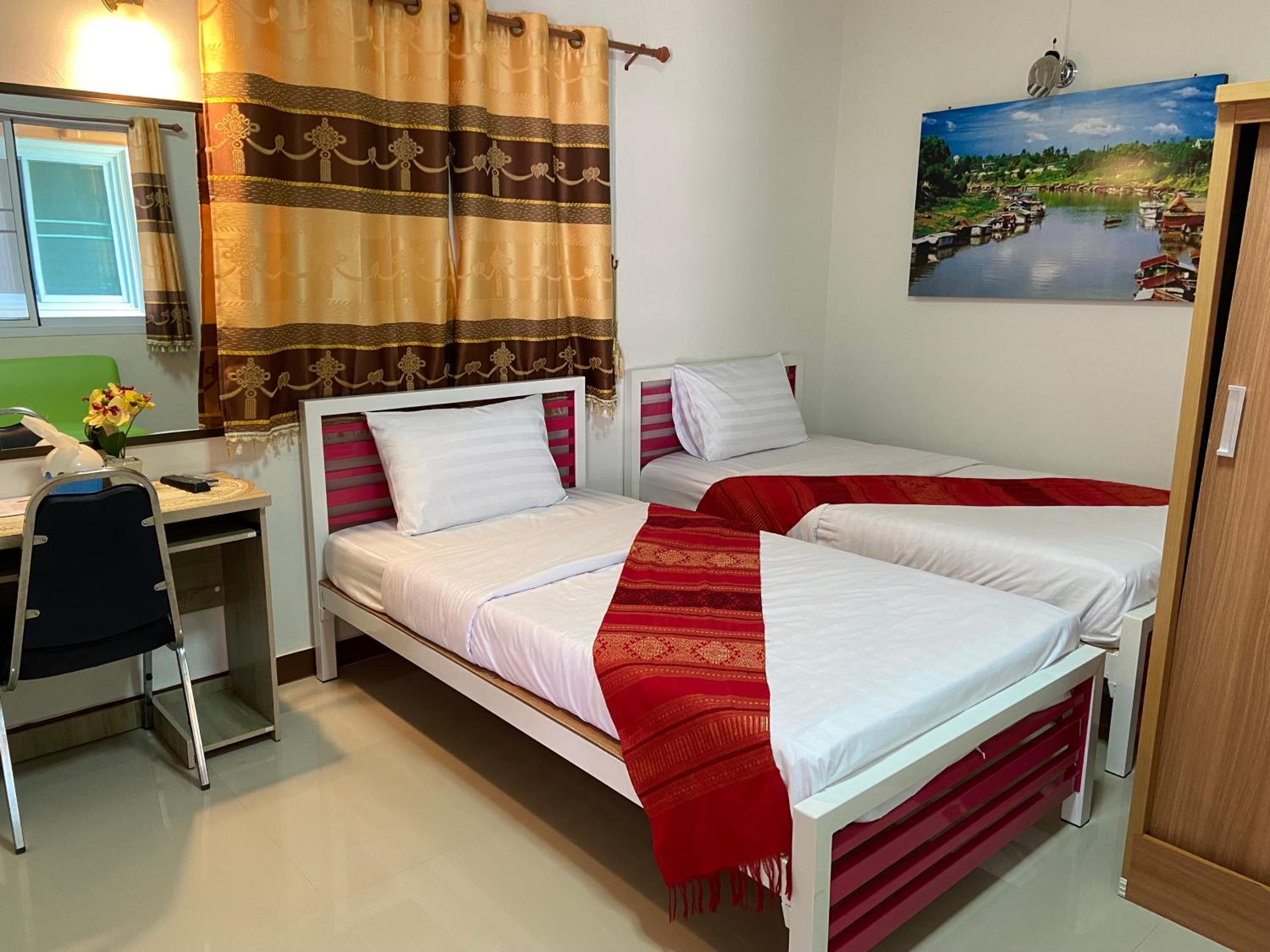Twin Room with Bathroom - Photo 3