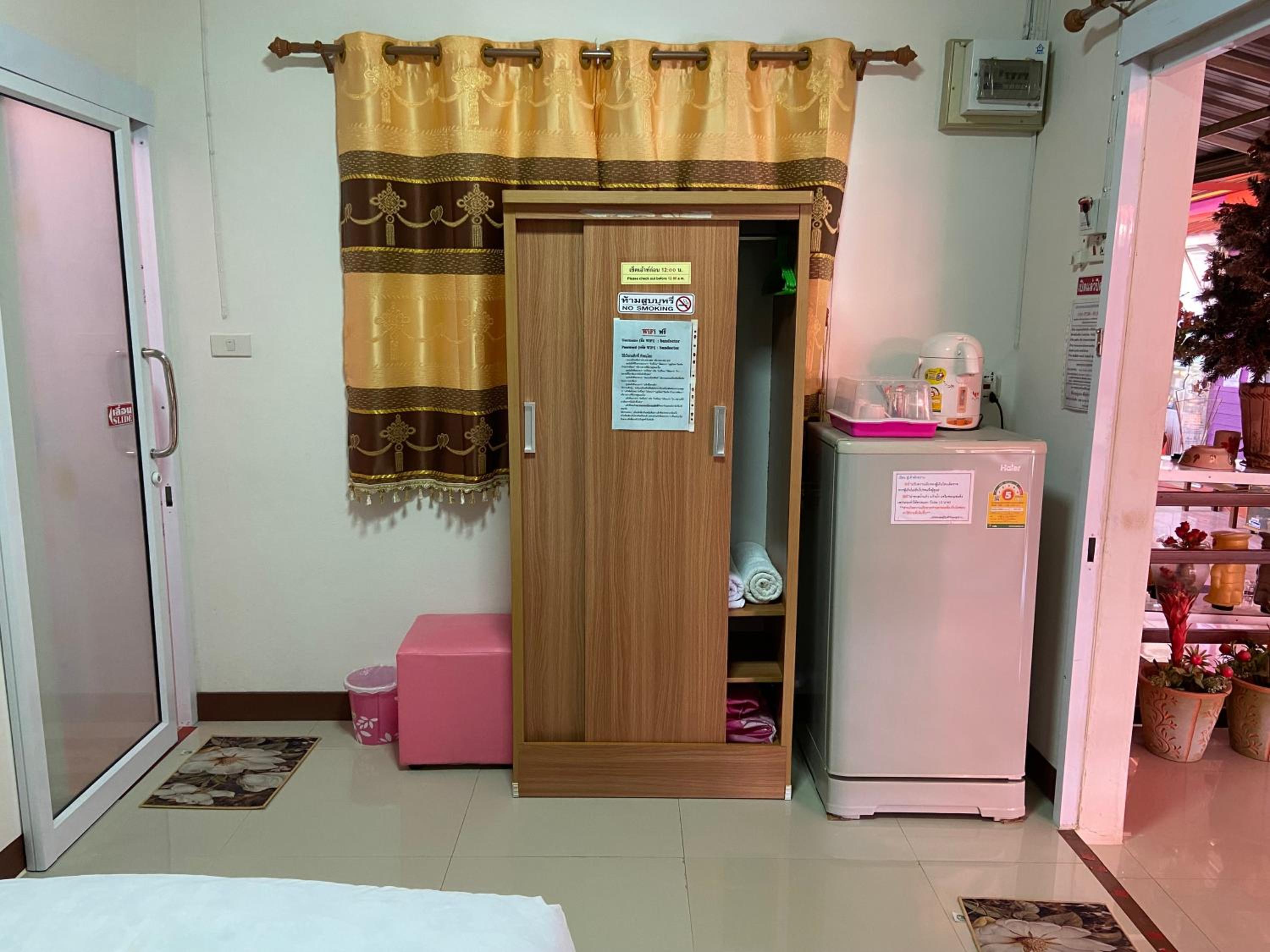 Twin Room with Bathroom - Photo 2