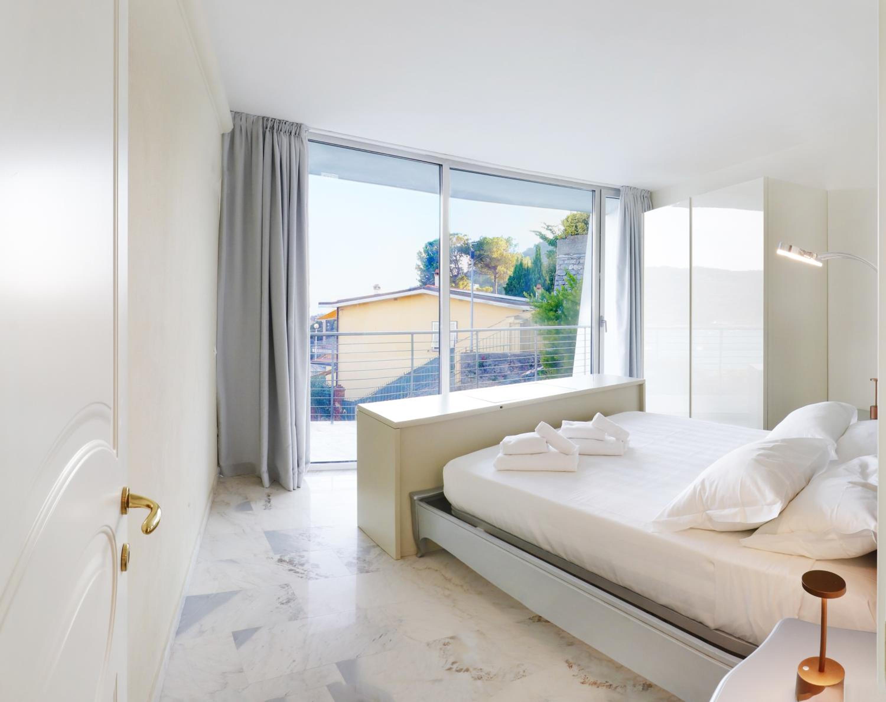 Deluxe Suite with Sea View - Photo 2