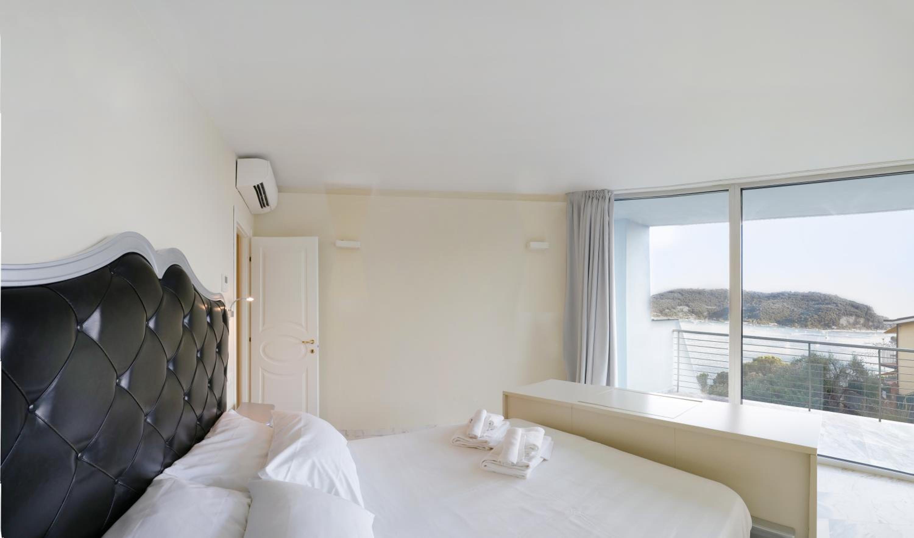 Deluxe Suite with Sea View - Photo 1