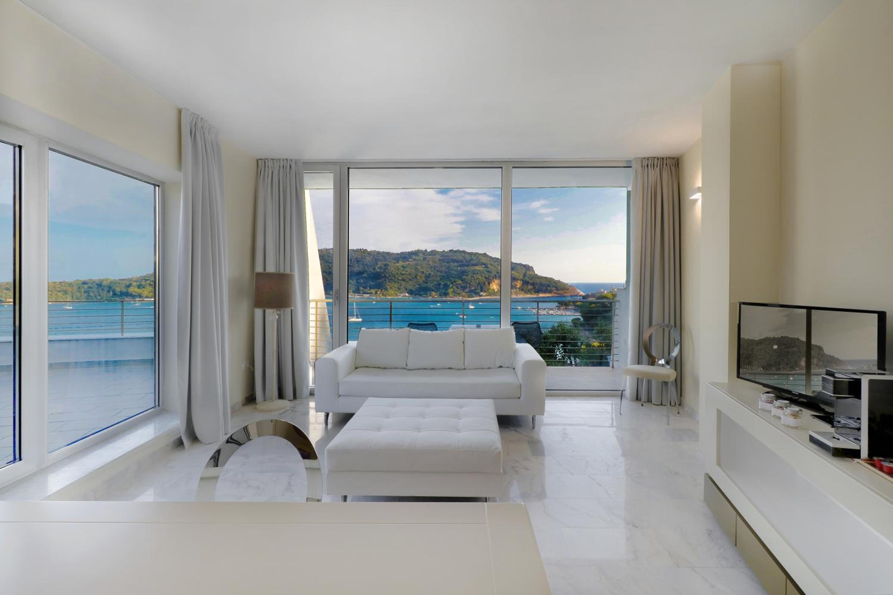 Deluxe Suite with Sea View - Photo 3