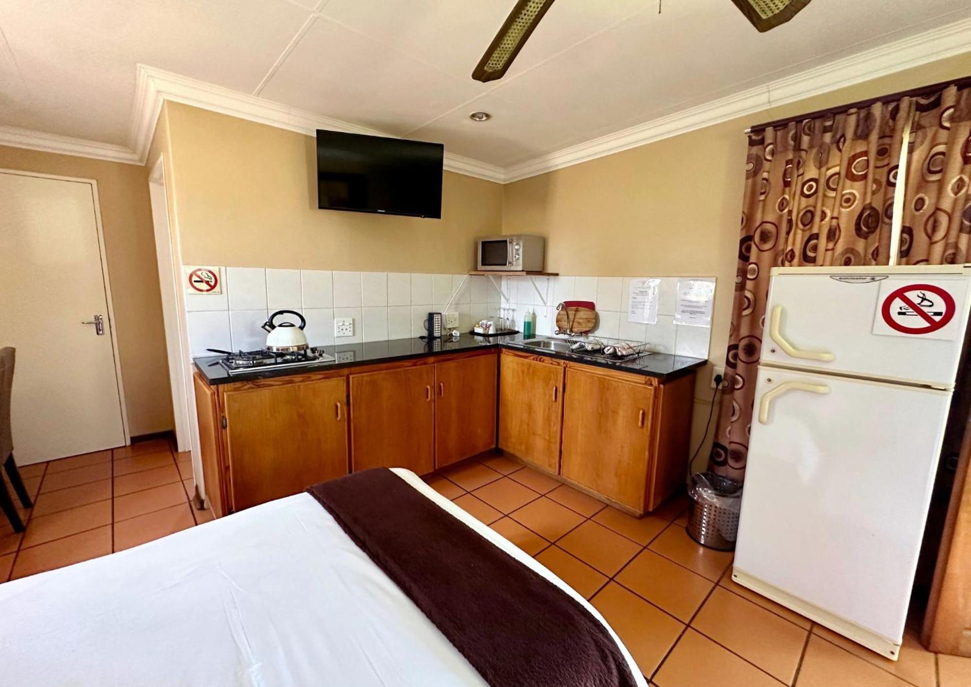 Twin Room with Shower photo 2