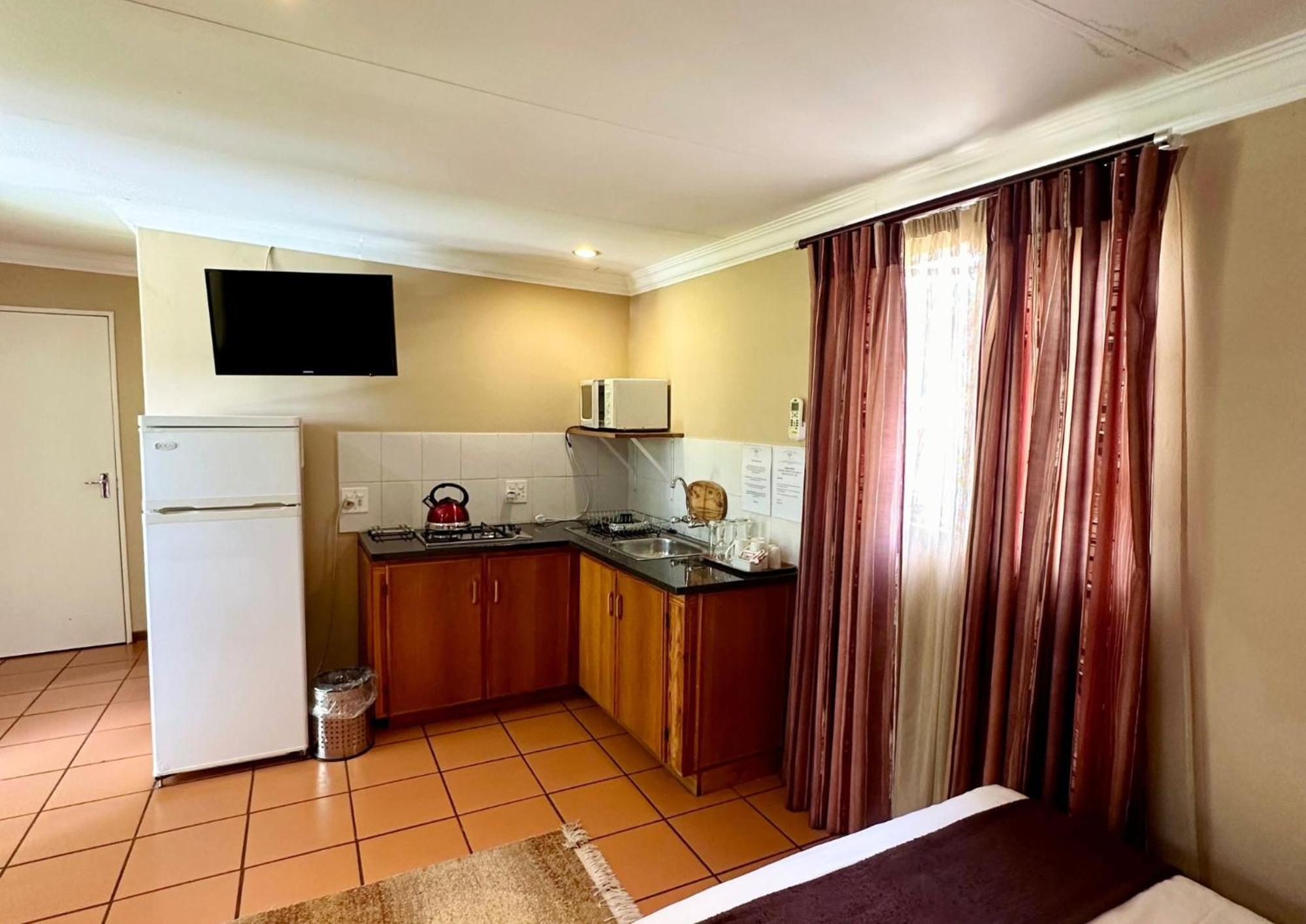 Family Room with Private Bathroom photo 2