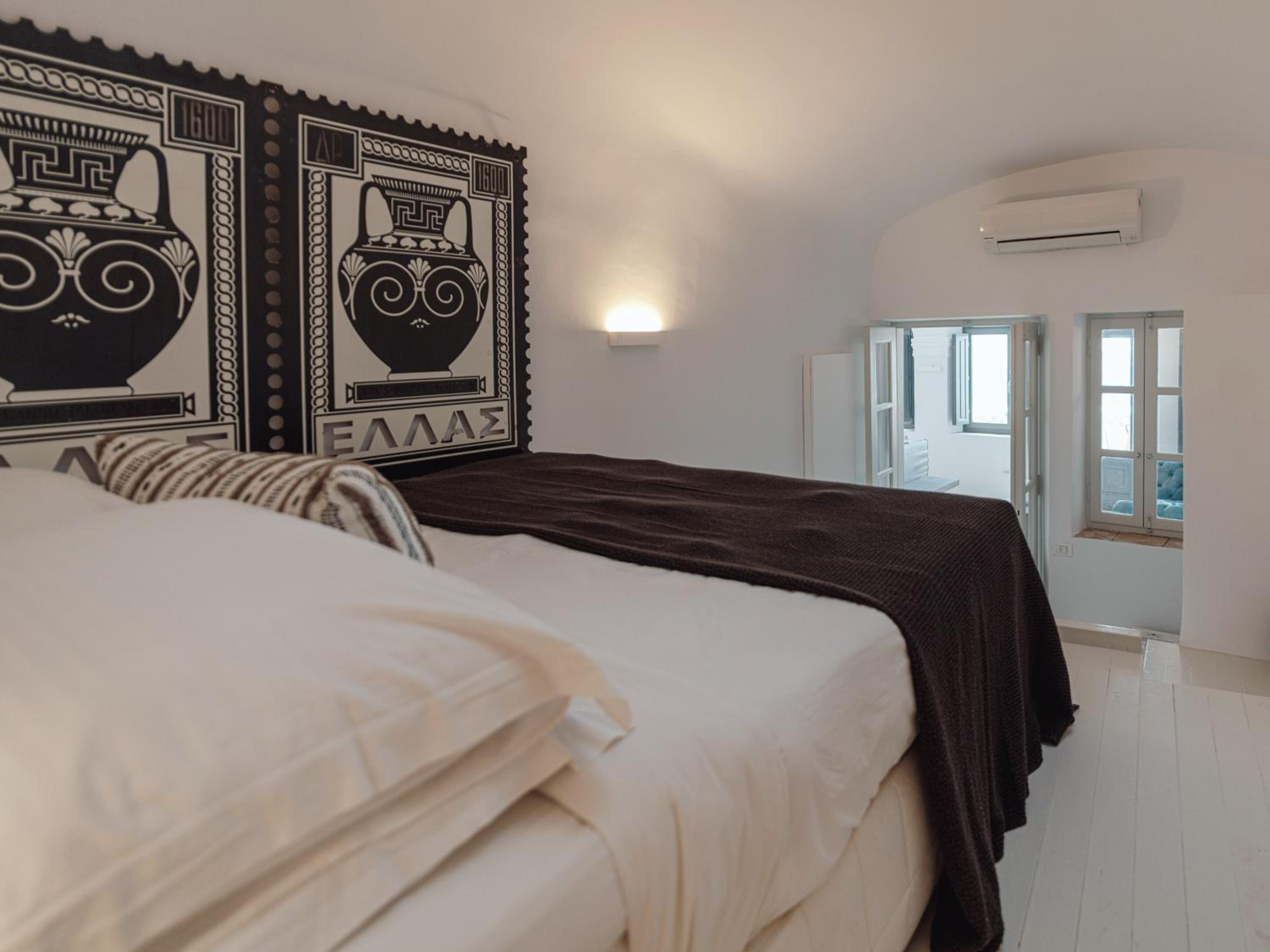 The Collector's Villa with Hot Tub & Caldera View  photo 2
