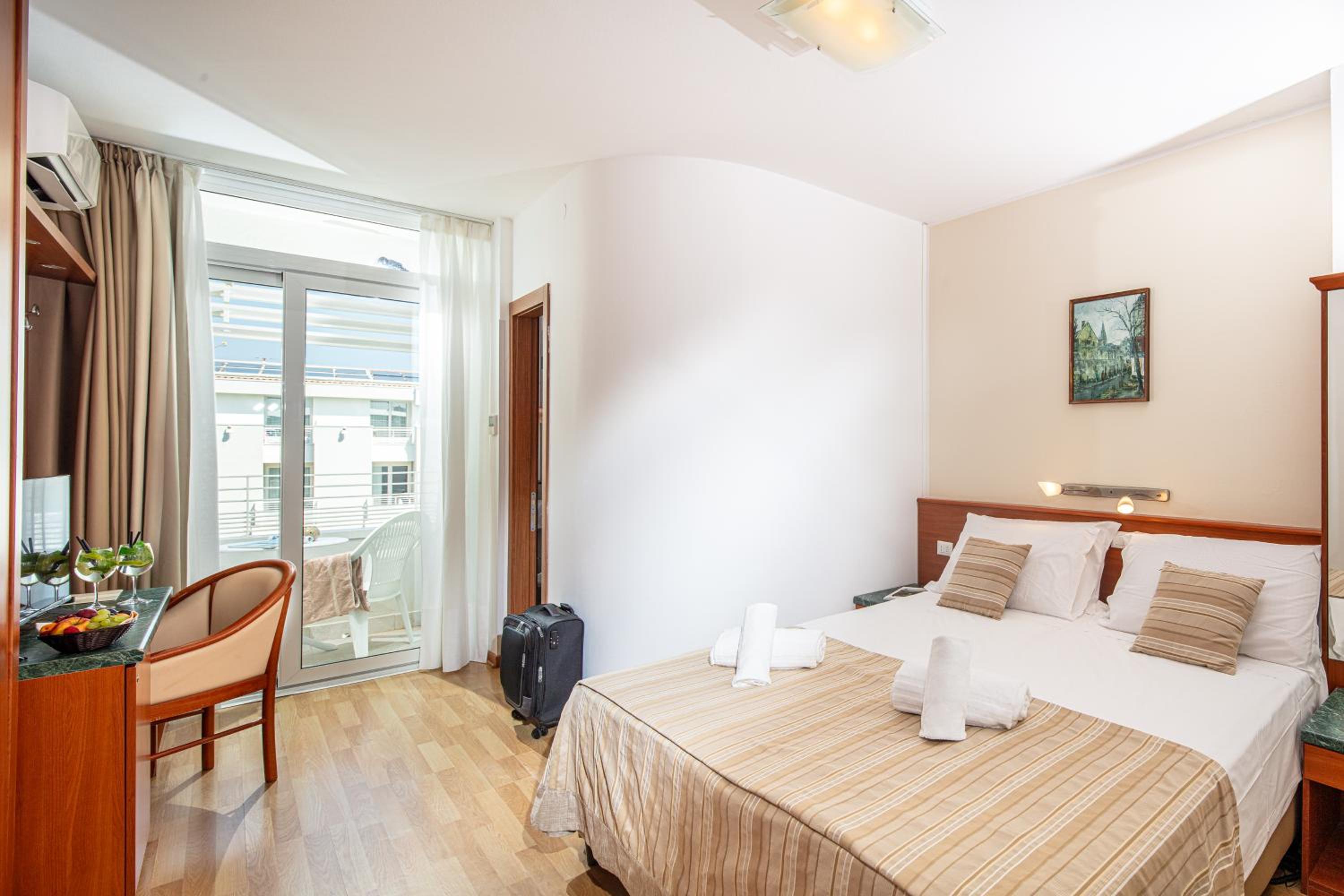 Double Room with Balcony - Photo 1