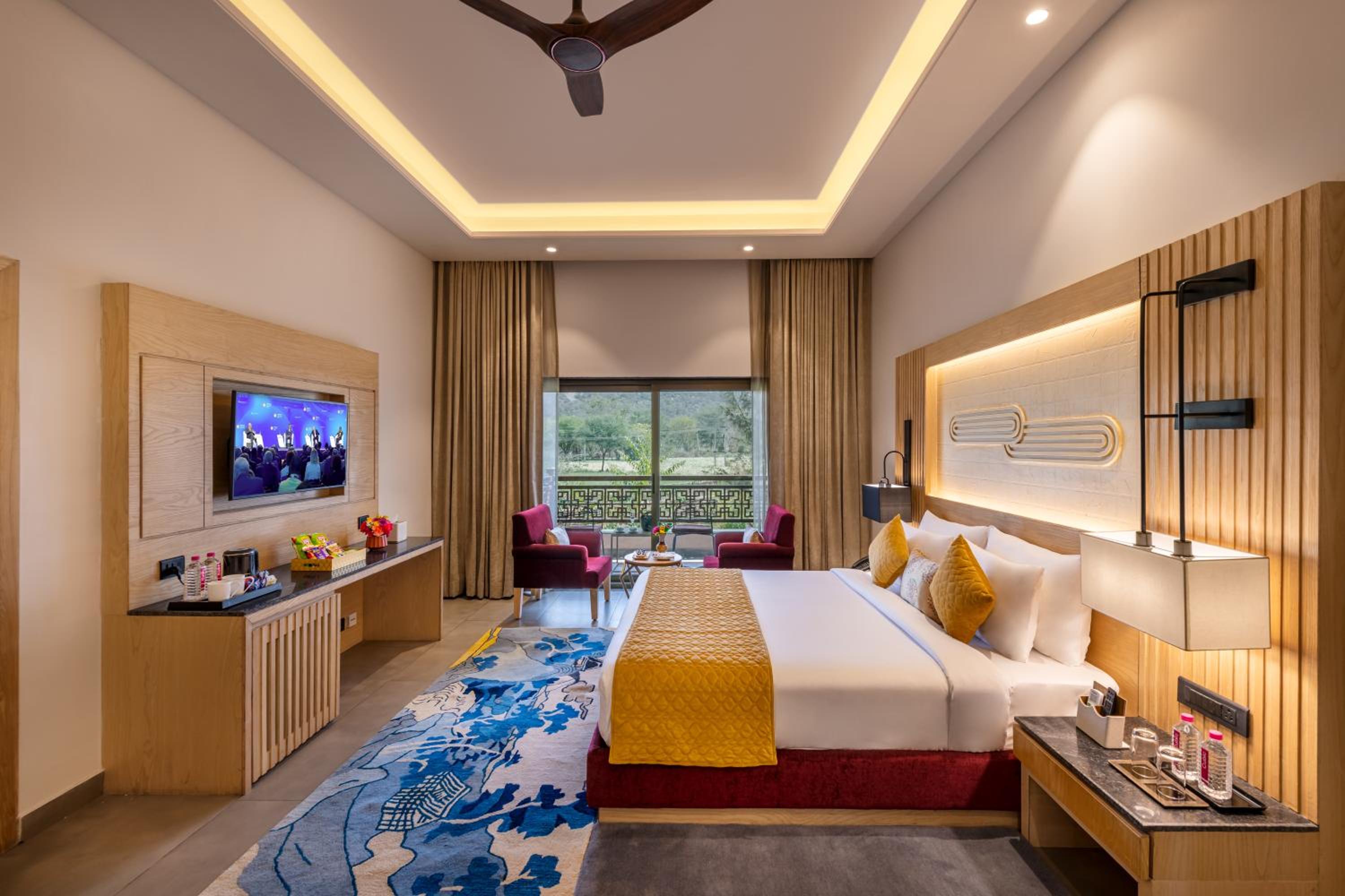 Evoke Room - King Bed: Enjoy 20% off on F&B - Photo 3