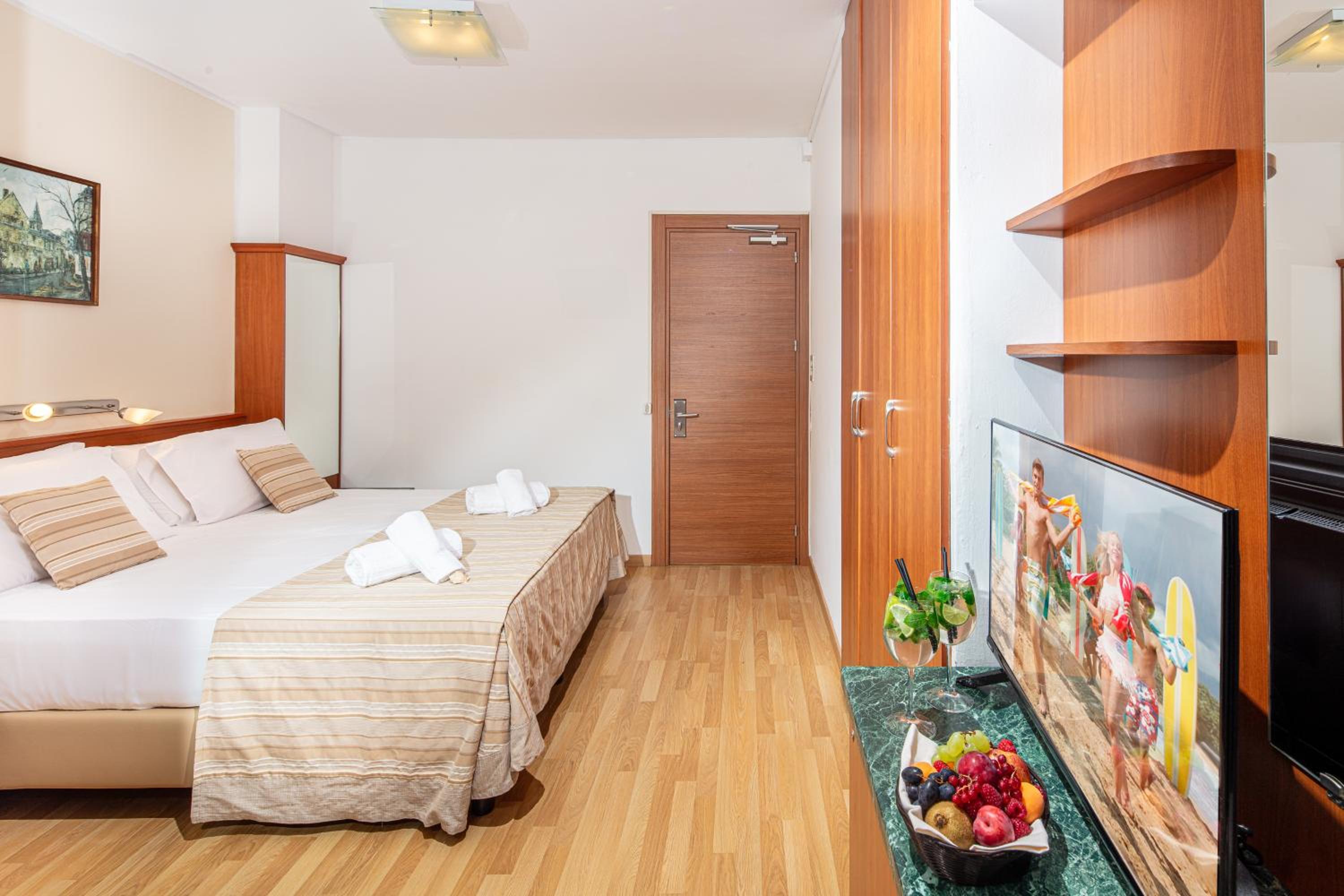Double Room with Balcony - Photo 4