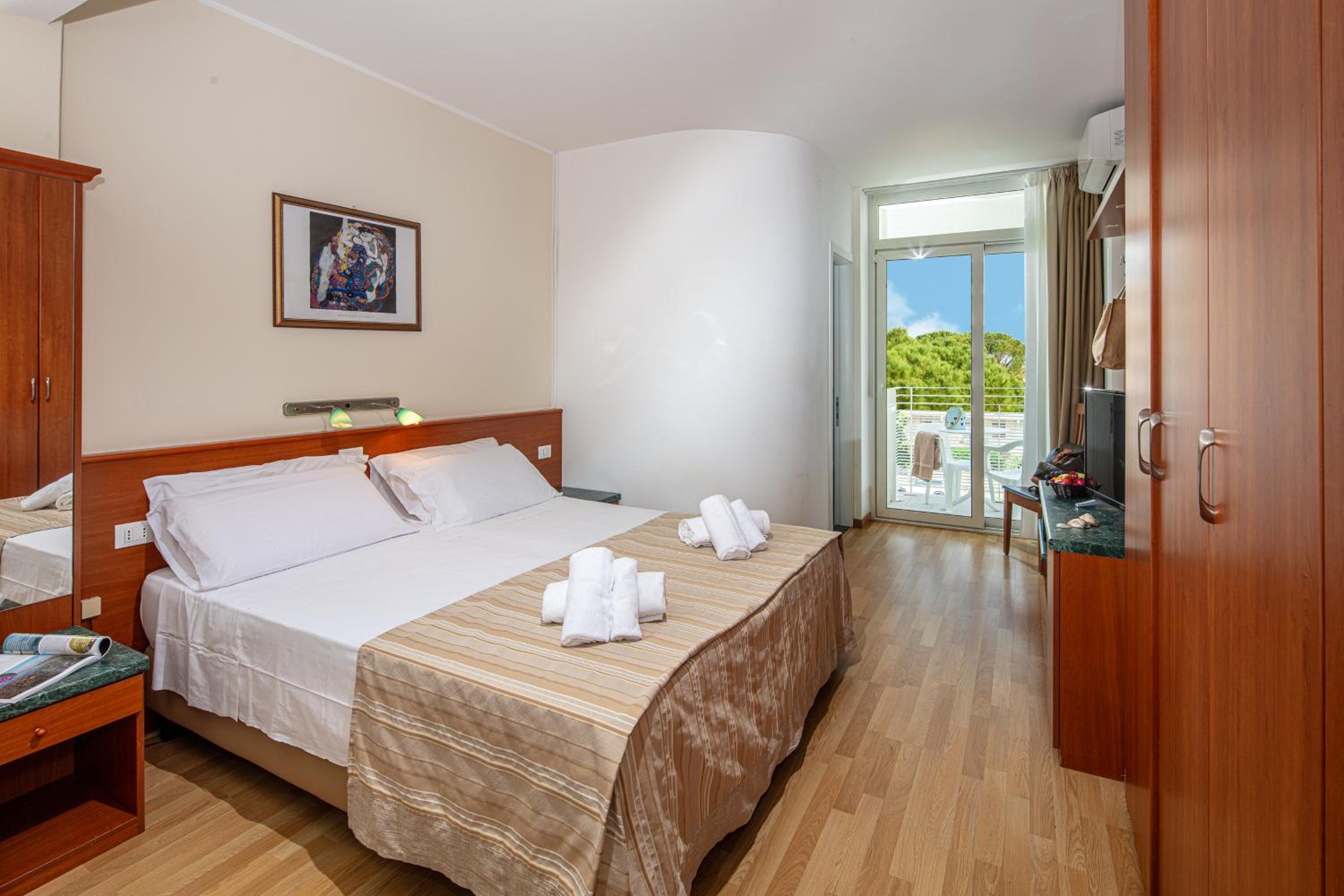 Double Room with Balcony - Photo 9