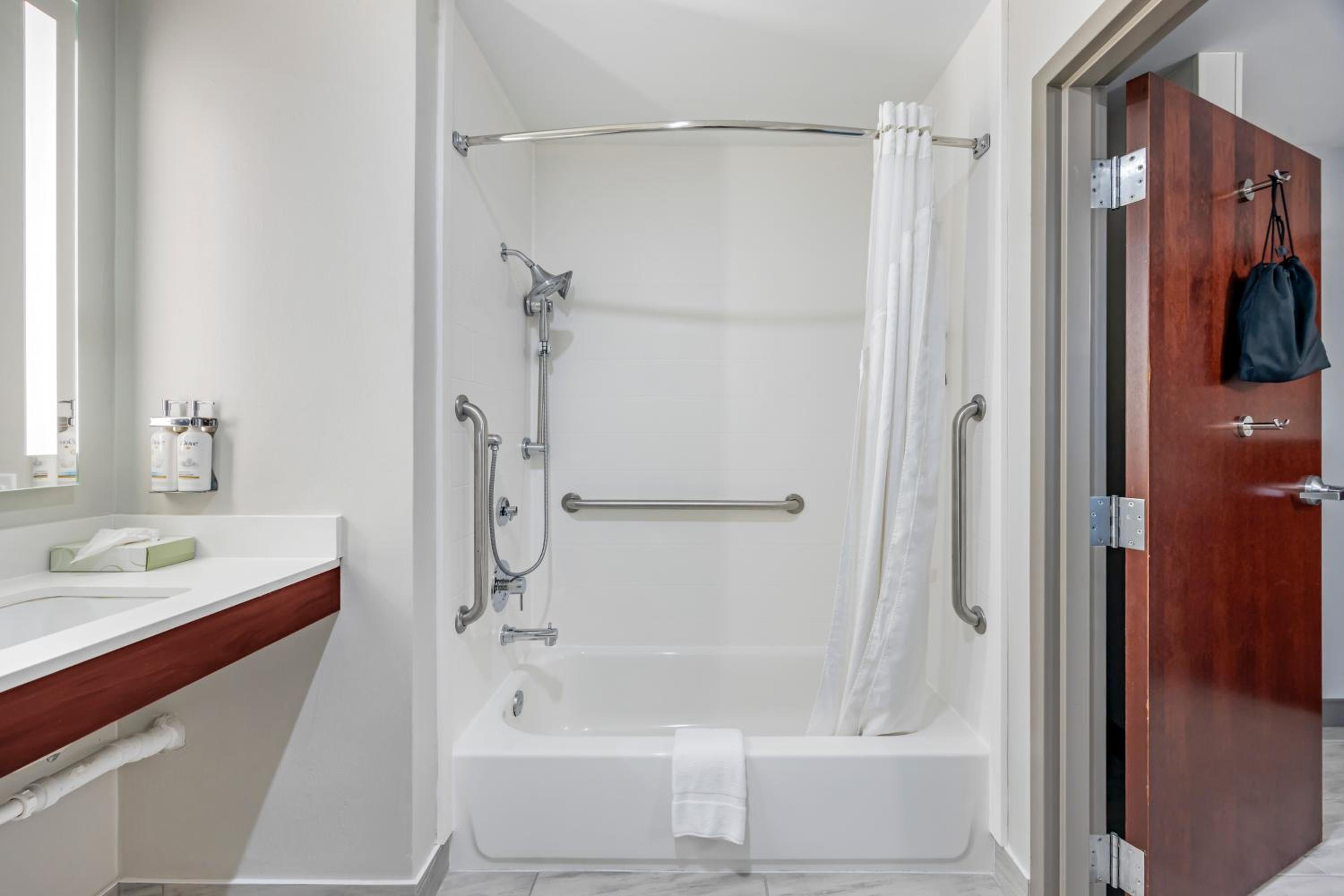 Standard King Room with Mobility Accessible Tub - Photo 4