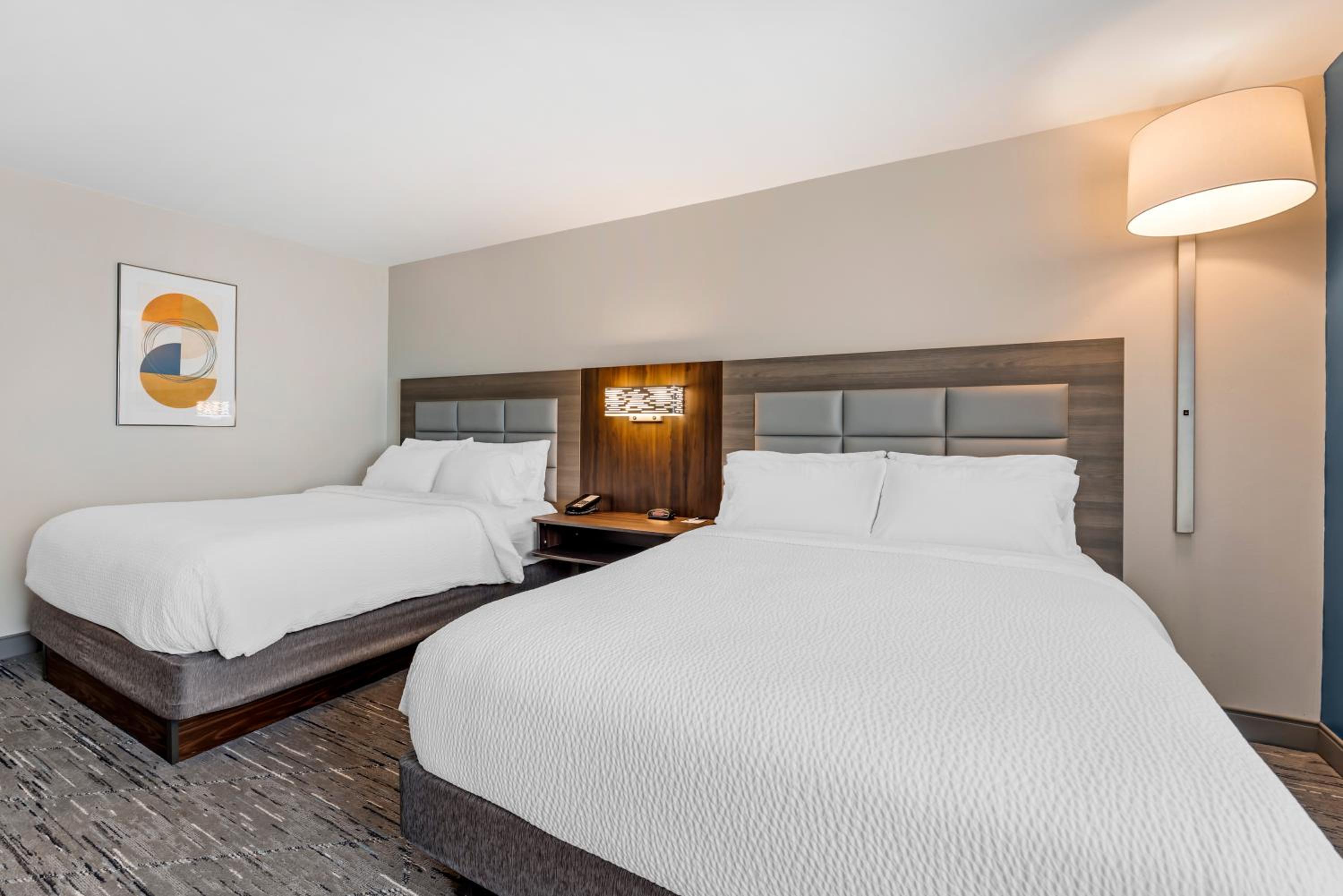 Standard Room with Two Queen Beds - Photo 3