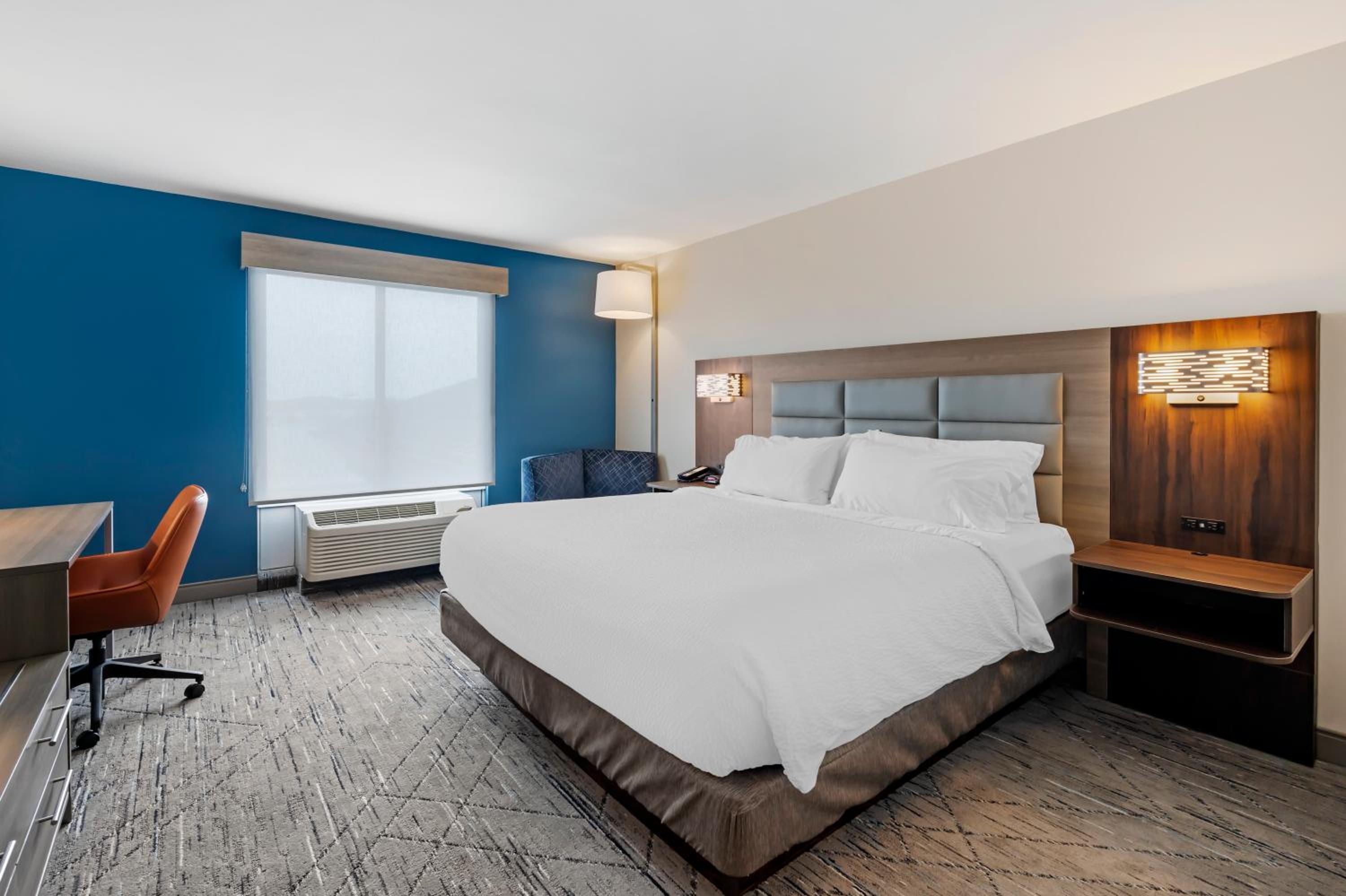 Standard King Room - Photo 7