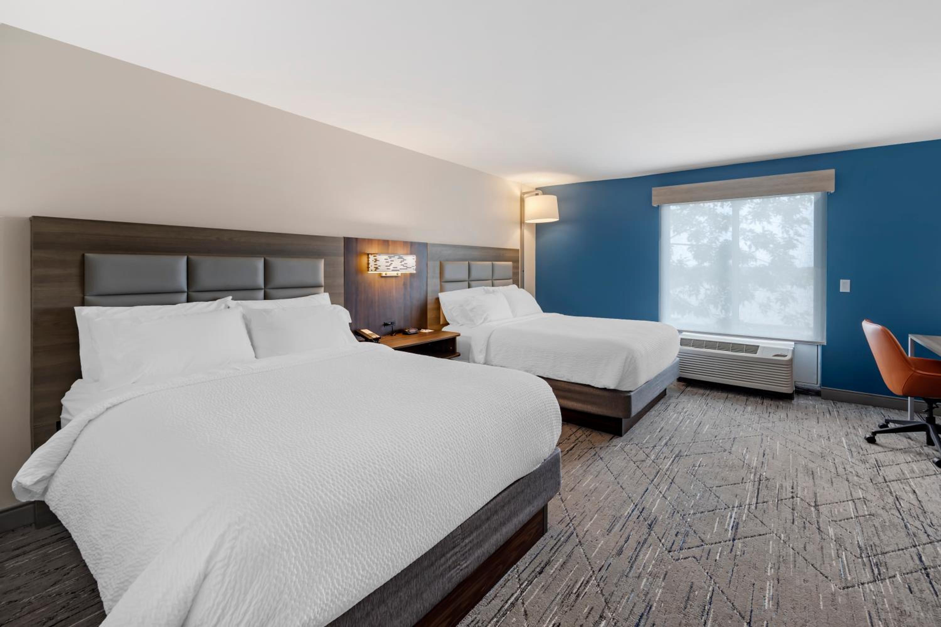 Standard Room with Two Queen Beds - Photo 1