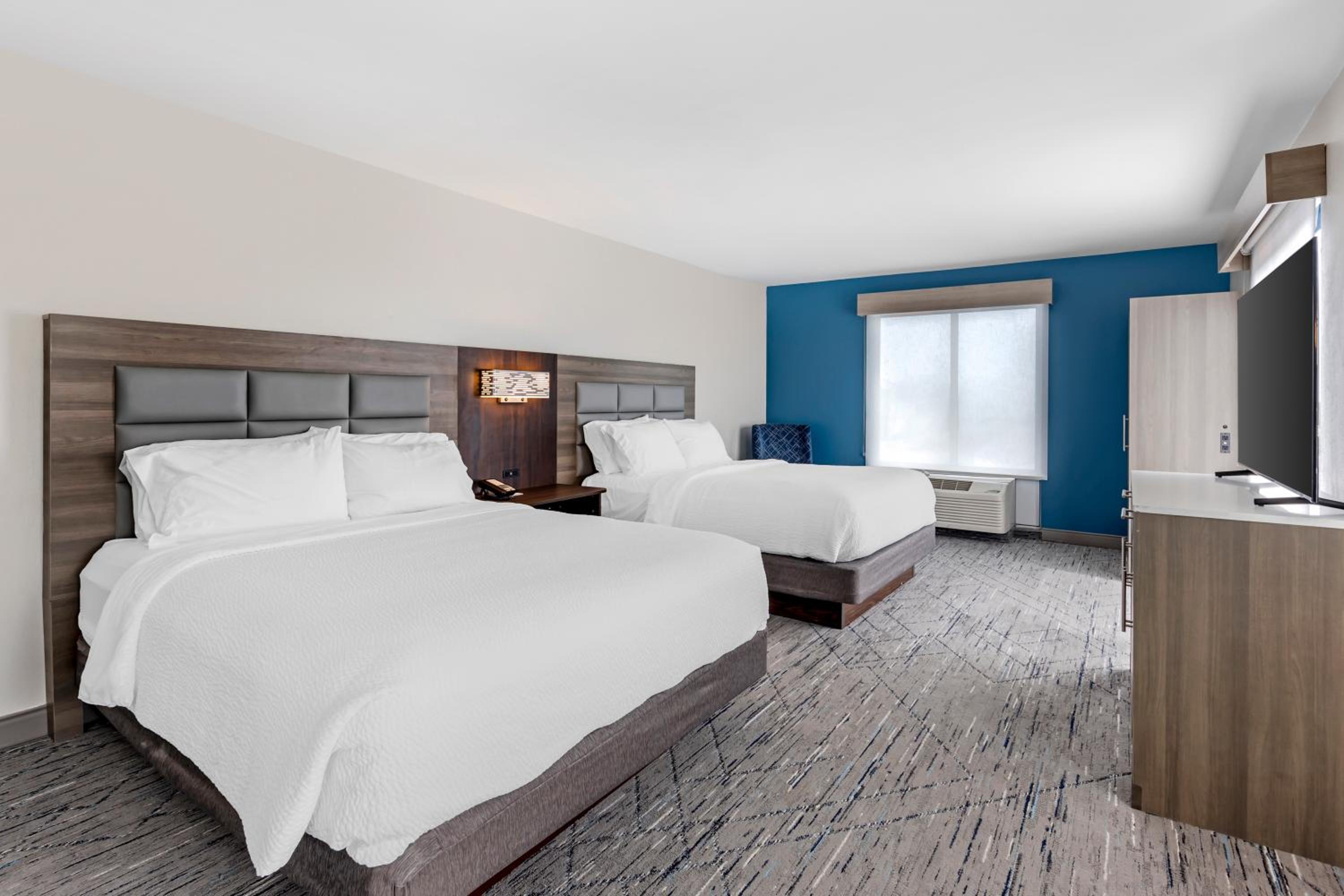 Queen Suite with Two Queen Beds and Sofa Bed - Photo 10