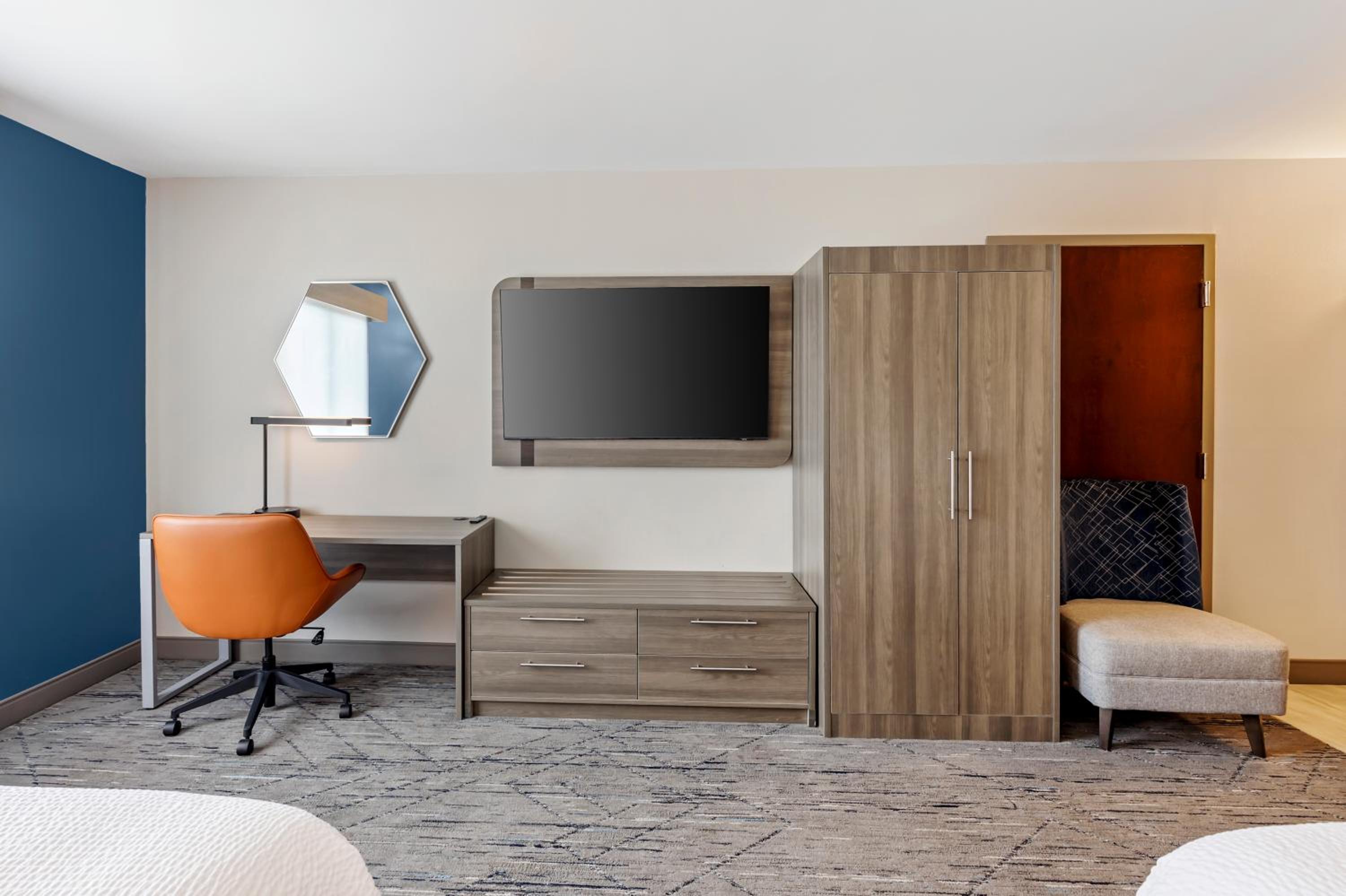 Standard Room with Two Queen Beds - Photo 4