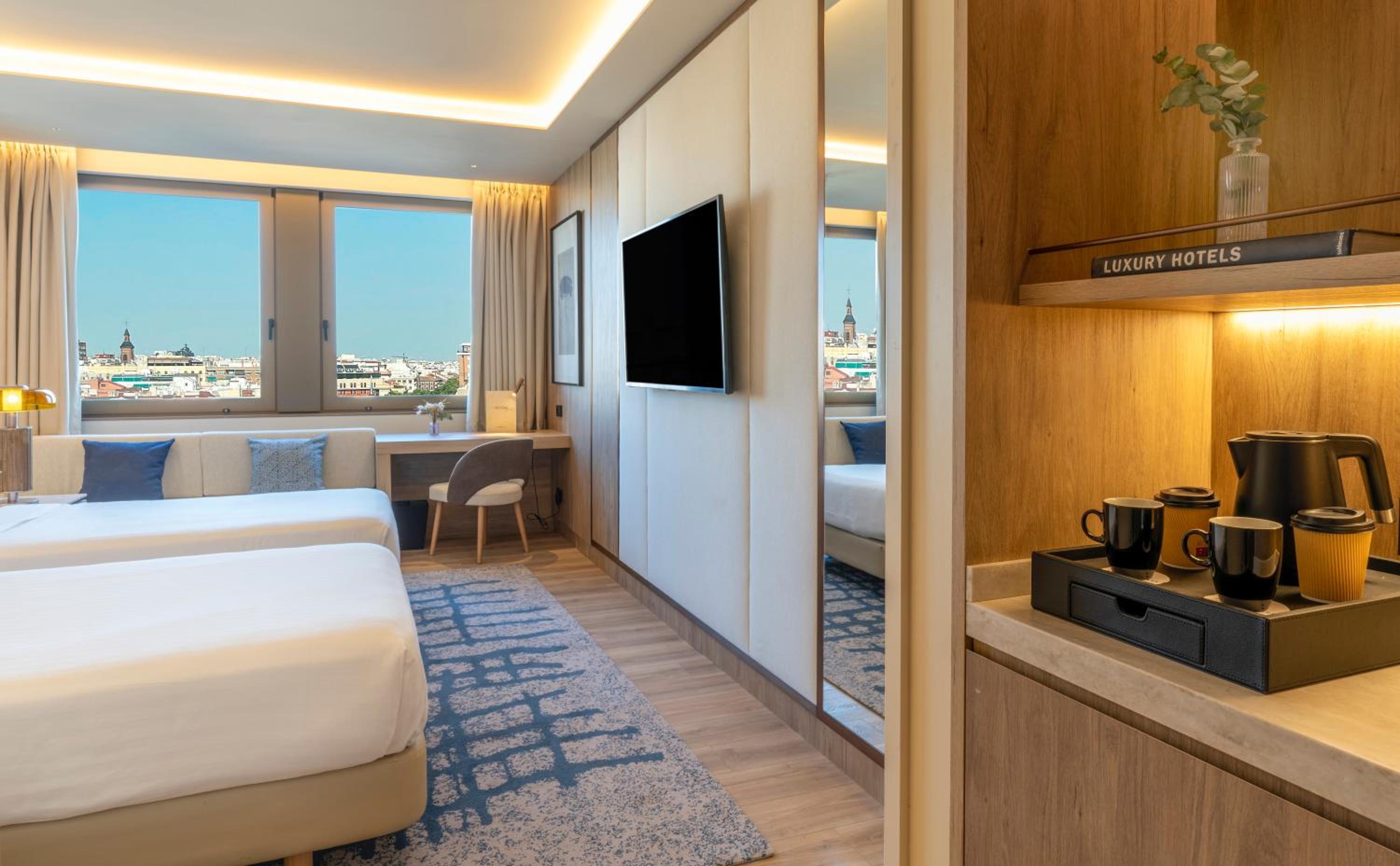 Superior Panoramic Twin Room - Photo 3