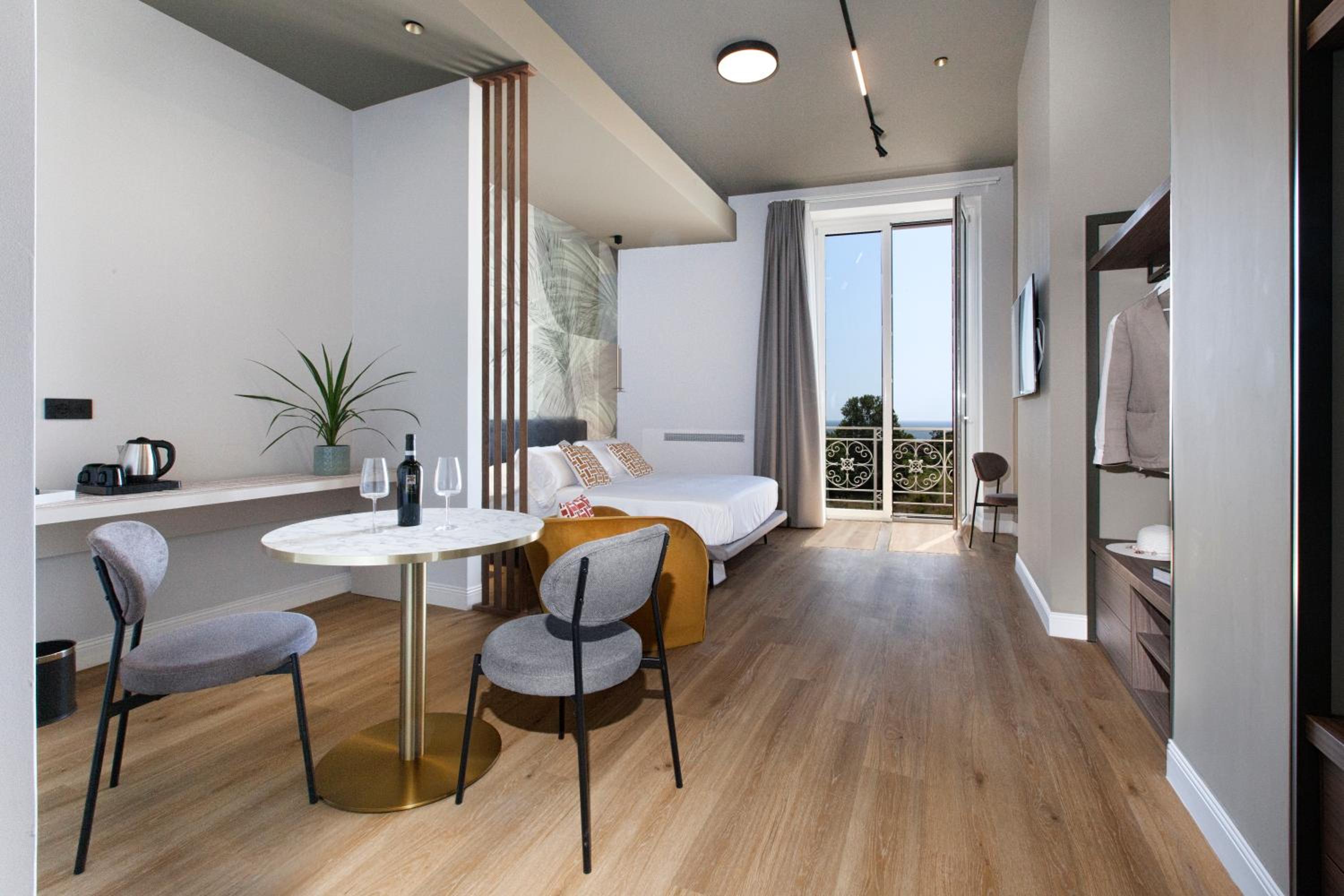 Deluxe Double Room with Sea View photo 3
